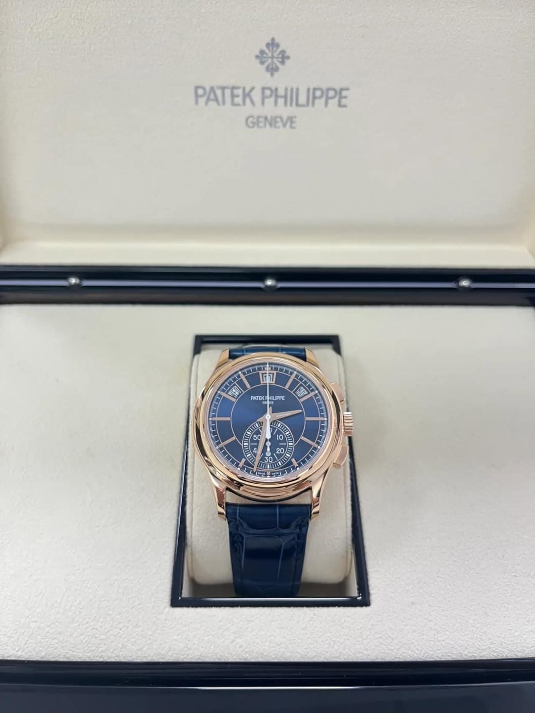 May be an image of wrist watch and text that says 'PATEKPHILIPPE PATEK PHILIPPE GENEVE TTITE TITT SEL K 대그고 PATEKPHLIPPE LIPPE HP SI 5 0E N 20 0 D ا'