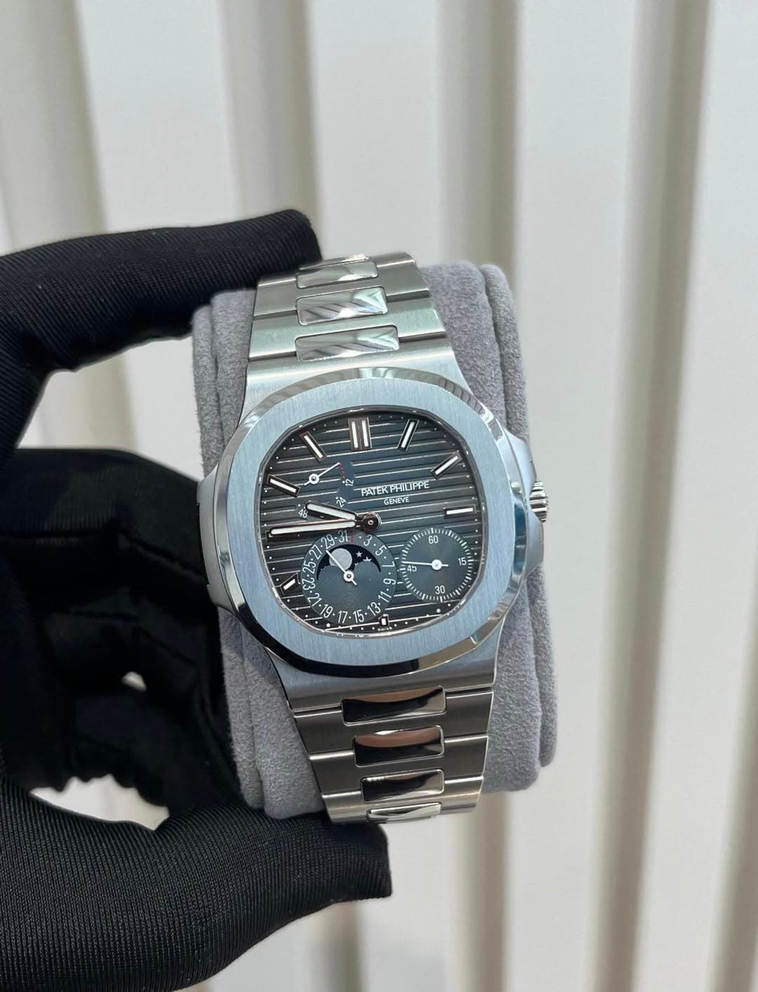 May be an image of wrist watch and text that says '11F/ FATER PATERPHILIPPE PHILIPPE ሥቅ GUNEE সমনেদ ي 1: ب אגני 3 三1 E 7-15'