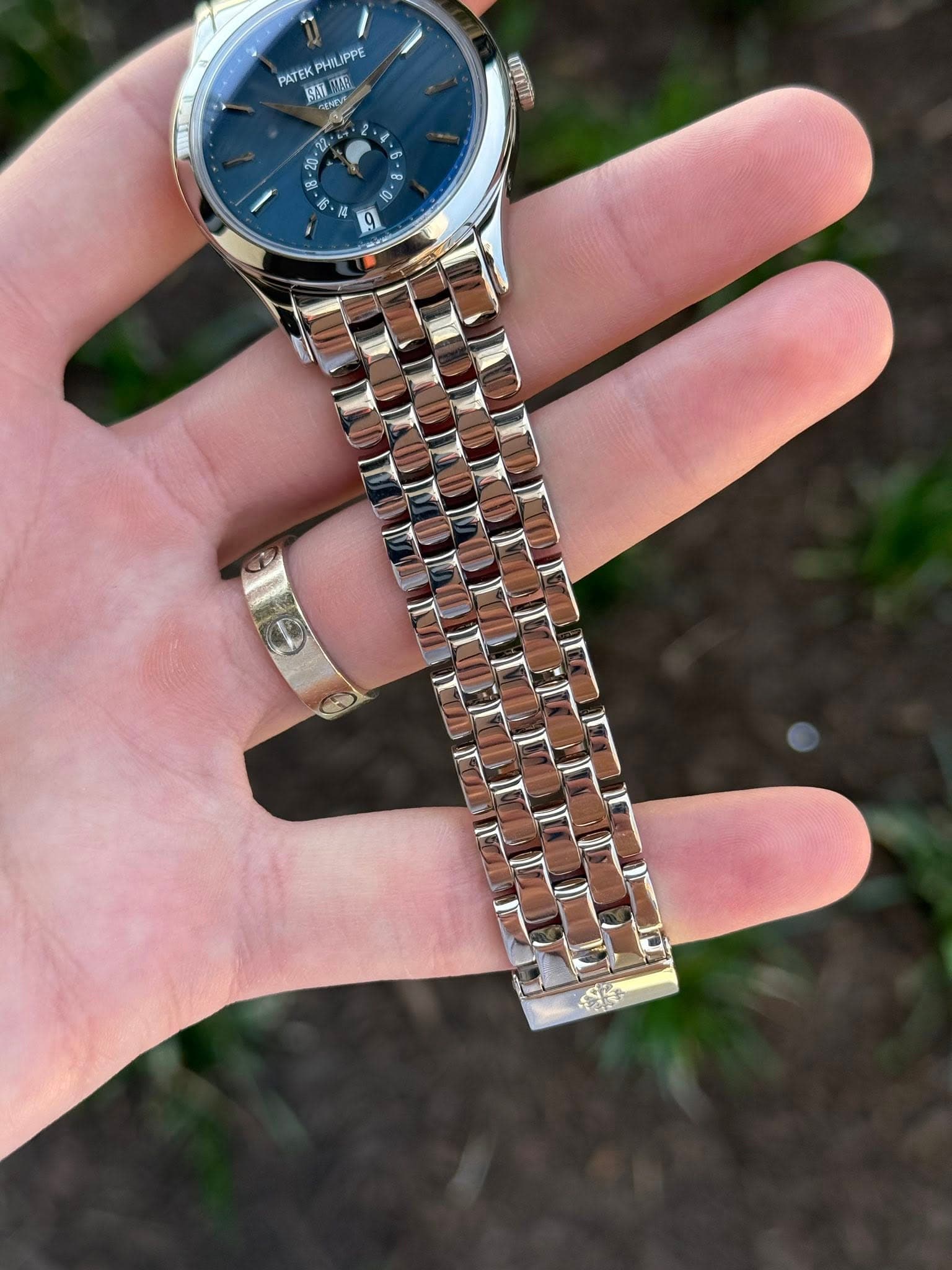 May be an image of wrist watch and text that says 'PATEK TEK HILIPP JPPE SM 贴 - ု ጣገቴ mIE 2 1 व መ G AE 9'