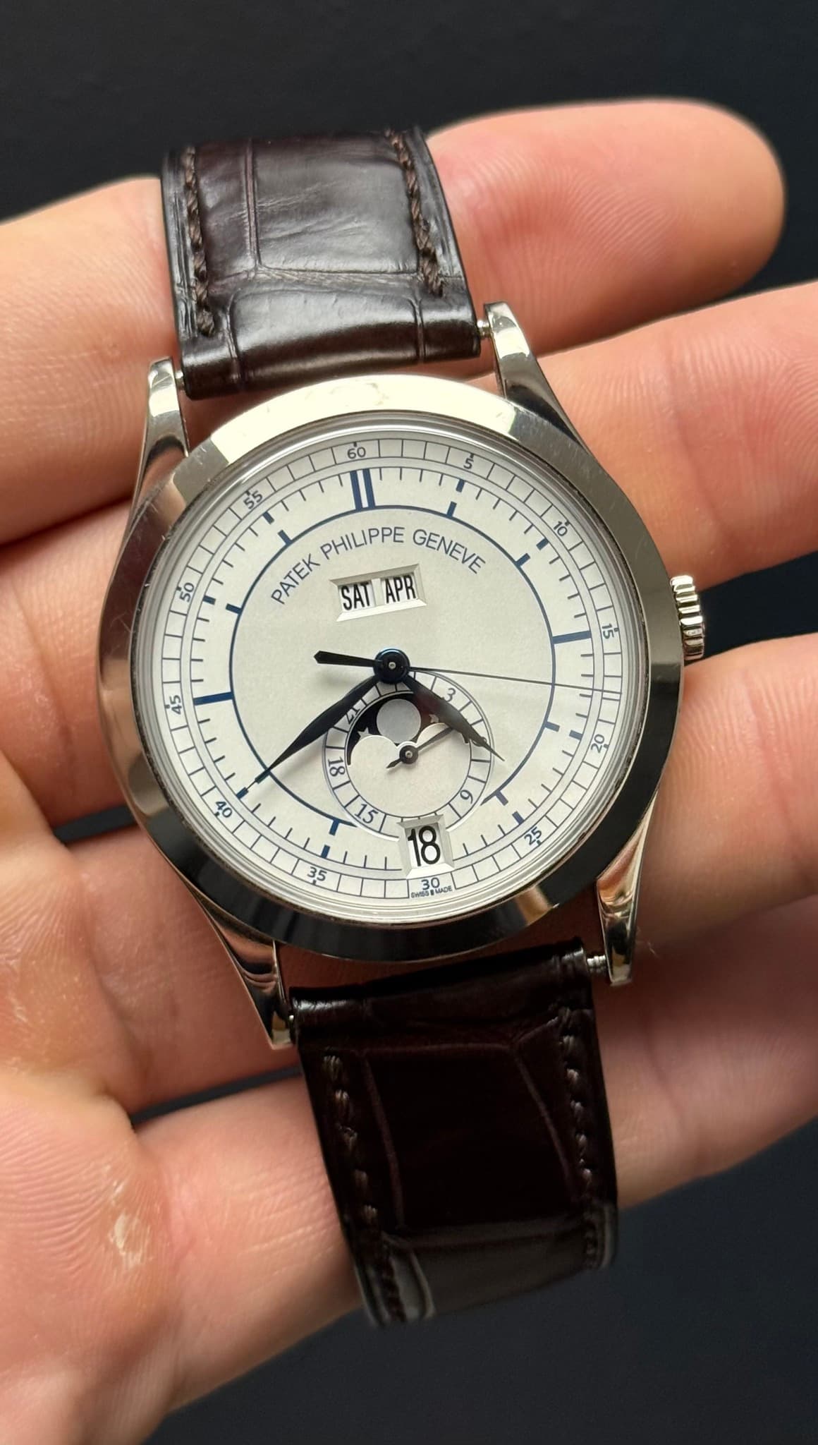 May be an image of wrist watch and text that says ' PHILIPPE GENEVE PATEK SATI SATAPR APR 45 15 QIIm 3 O 22 Mb BL 8 أء 8o 30 일 32 3 أحی'