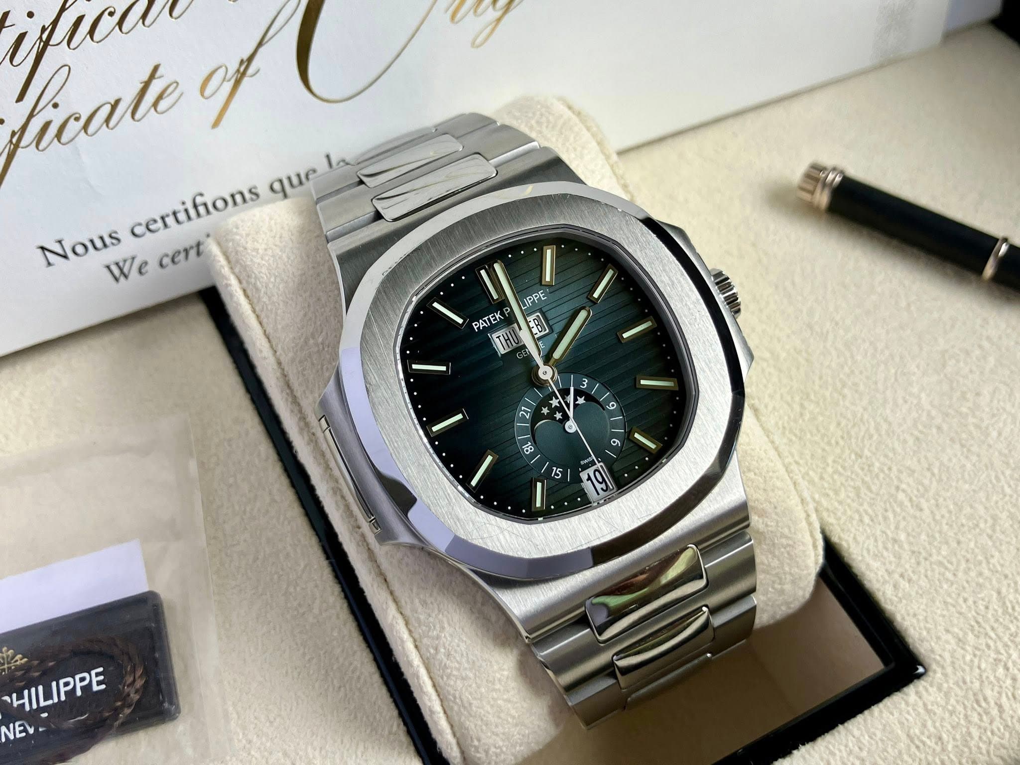 May be an image of wrist watch and text that says 'ifice licate of Nous certifions que quel la We Wecert cert LIPPE PATEK THII E8I 3 2 I 9 O 6 18 15 16I I HILIPPE ΝΕν'