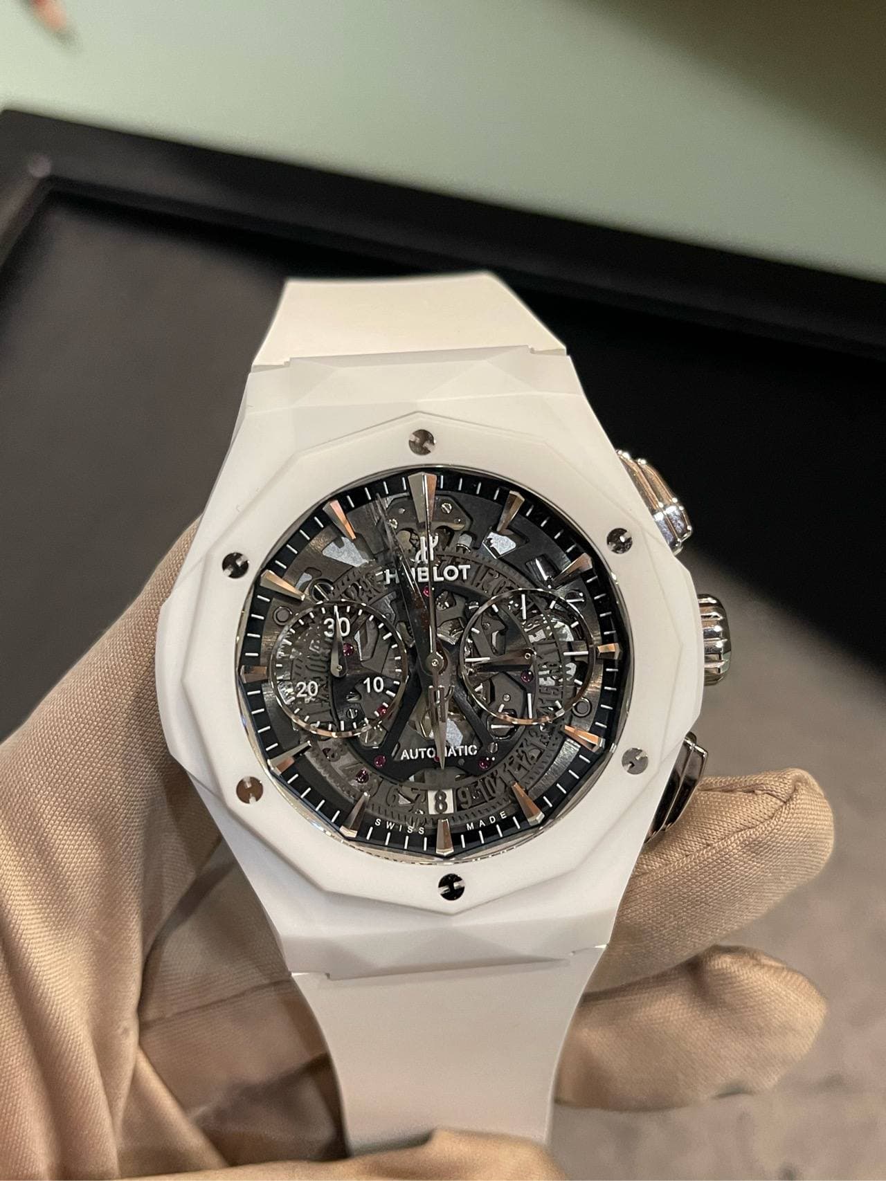 May be an image of wrist watch and text that says 'ل dY 1日 1BLOT LOT L 30 20 10 ባኪሽ AUTO ATIC 44 8 S 5W ي'