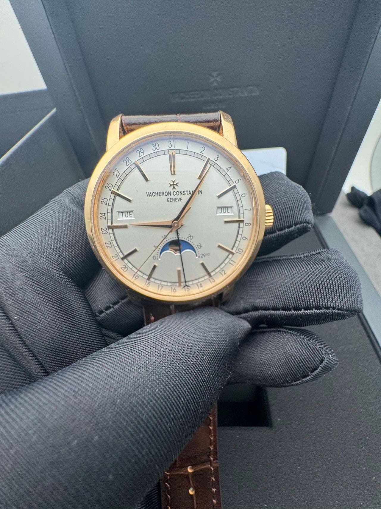 May be an image of wrist watch and text that says ' ០ VACHERON CONSTA IN GENEVE TUE JUL co تم 0 10 lo نه 6 1A'