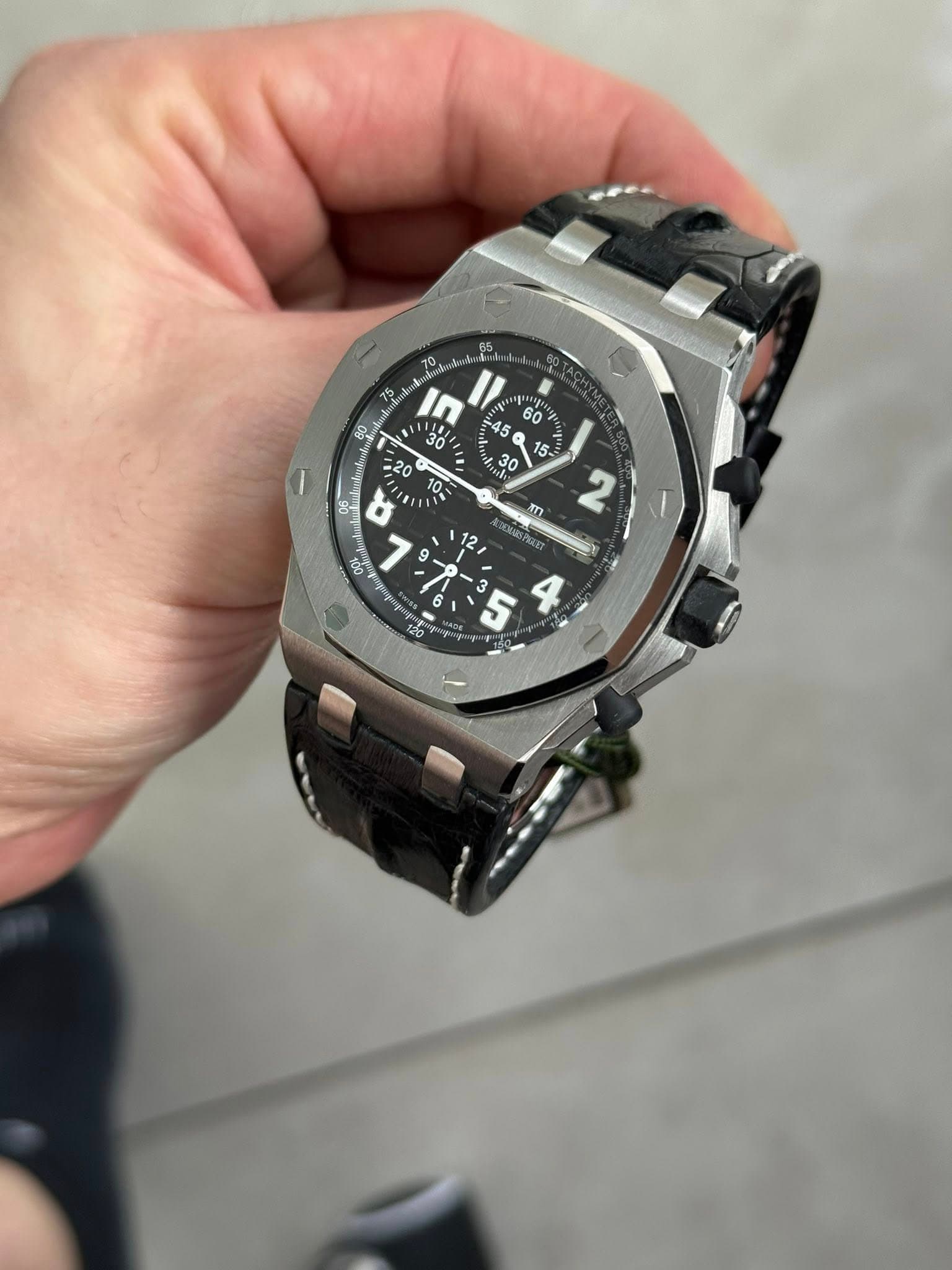 May be an image of digital watch and text that says ' H 45 15 0 P 30 5 m m 2 DOMG 로 1 12 2 - B '