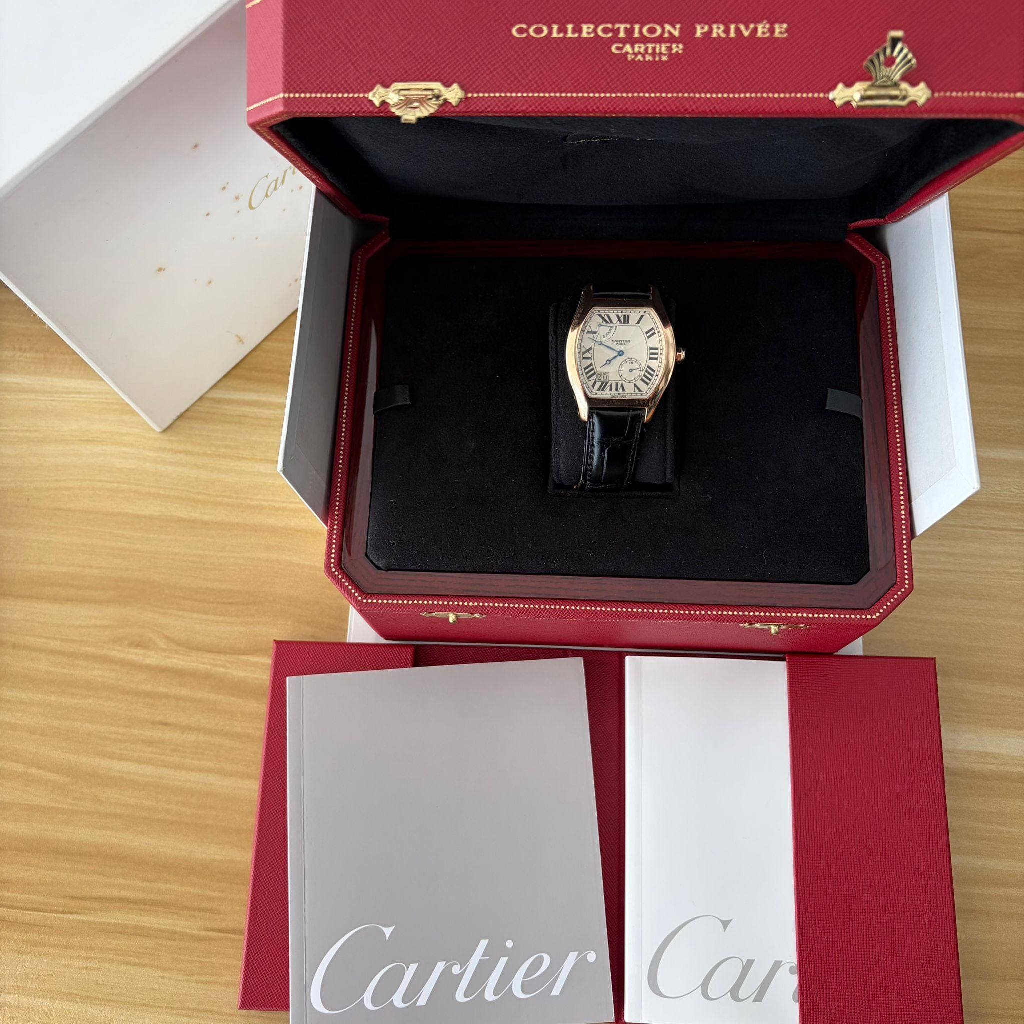 May be an image of wrist watch and text that says 'COLLECTION PRIVÉE CARTIER HTPIENS- Cartier Cai'