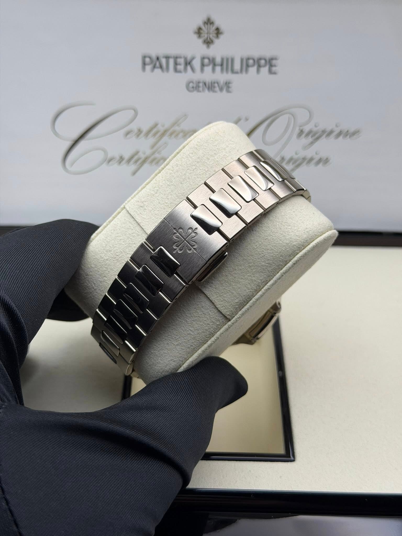 May be an image of wrist watch and text that says 'PATEK PATEKPHILIPPE PHILIPPE GENEVE Caf 小 寿 LoyUI Hagin Prngina'