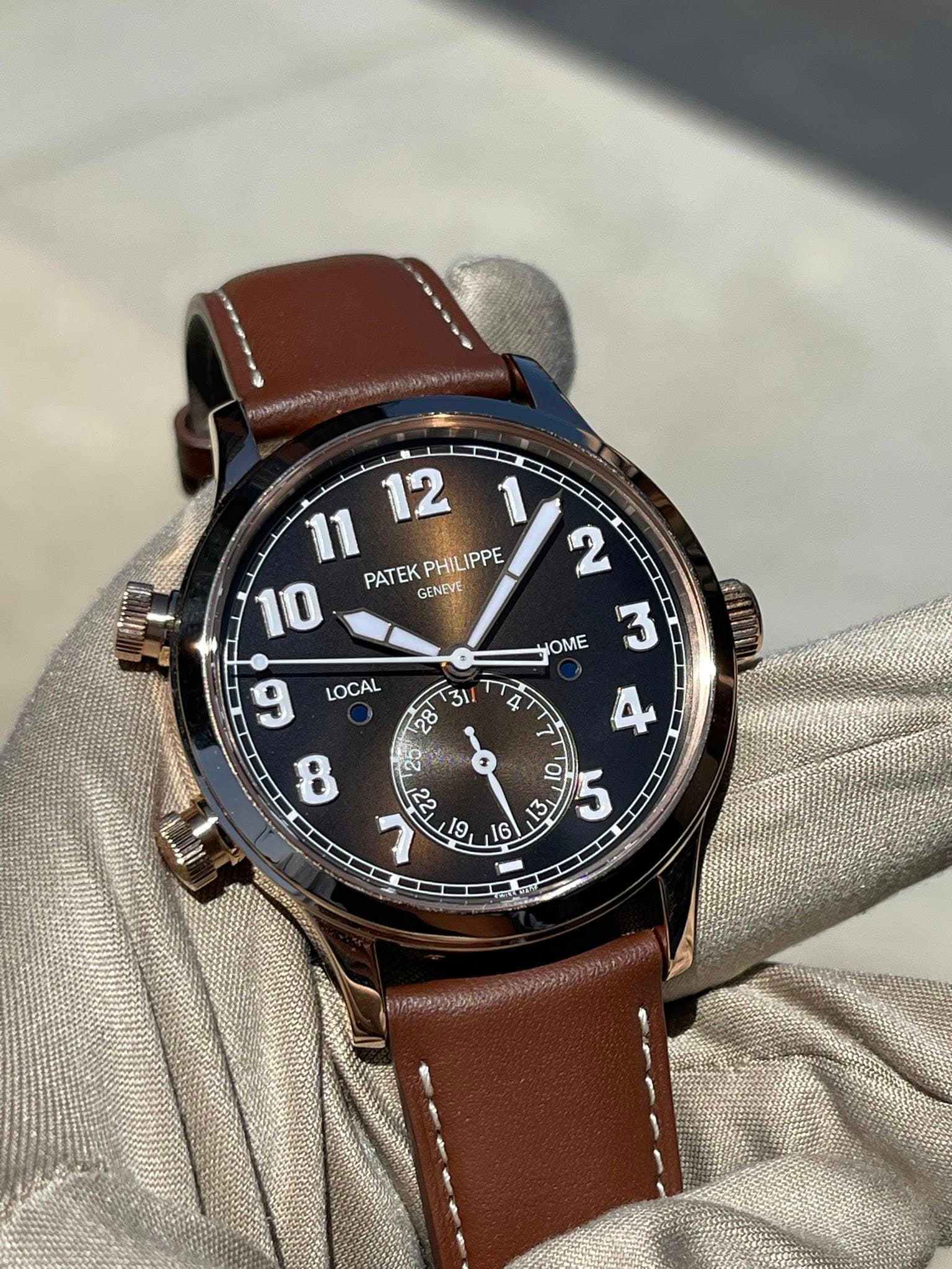 May be an image of wrist watch and text that says '12 GENEVE IPPE y2 2 11 10 PATEK PHILIPPE PATEKPHILIPPE 11121/2 PHIL OME 3 9 8 LOCAL 4 31 28 se ει 1 O ဝ ي 6'