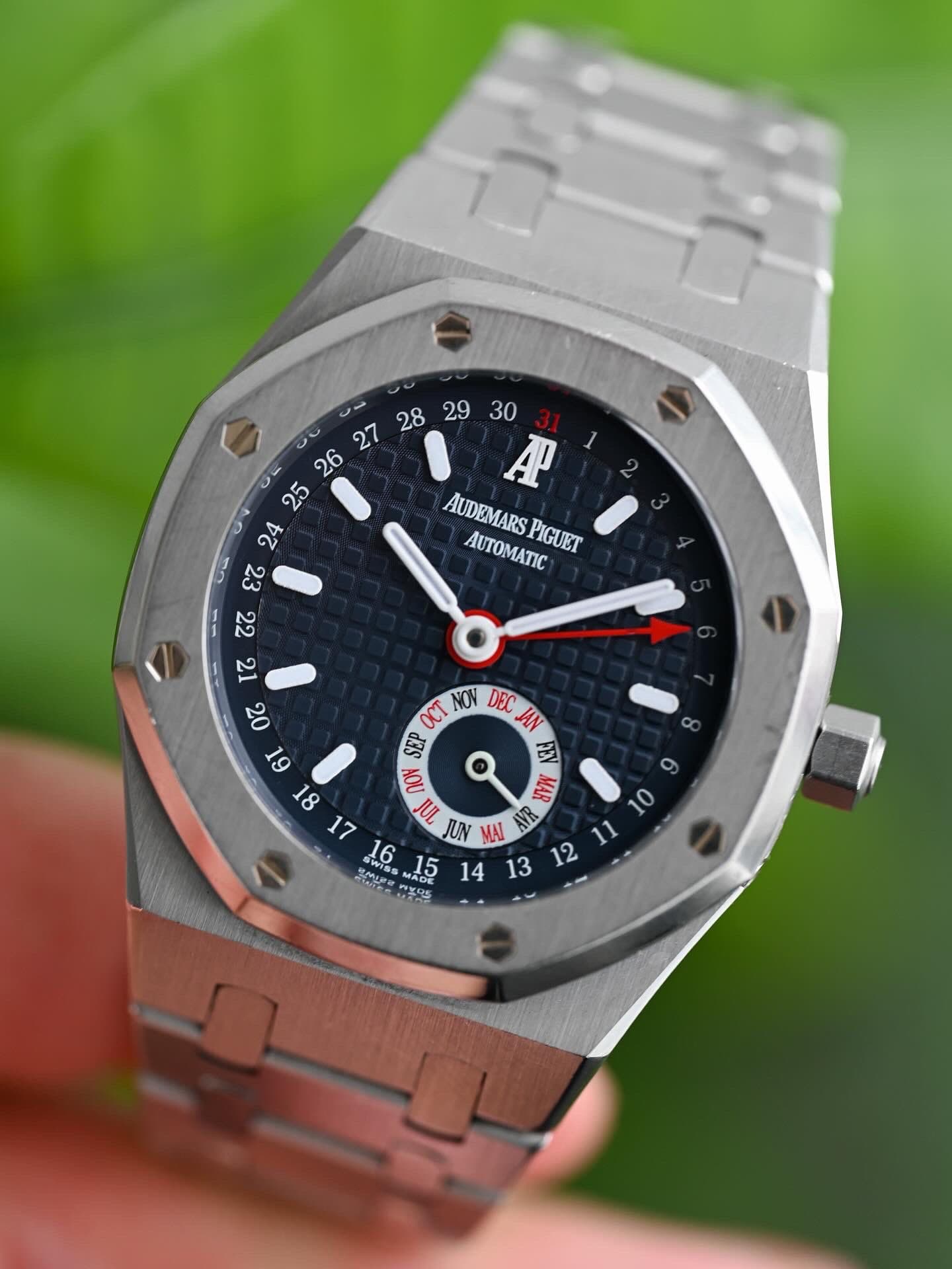 May be an image of wrist watch and text that says ' A 24 AUDEMARS AUTOMATIC PIGUET 2t 22 12 00 OCT NOW DEC JN 61 SEP ABA nON 8 MAN 17 I UN A R 16 WISS miSTR 1615 MIre '