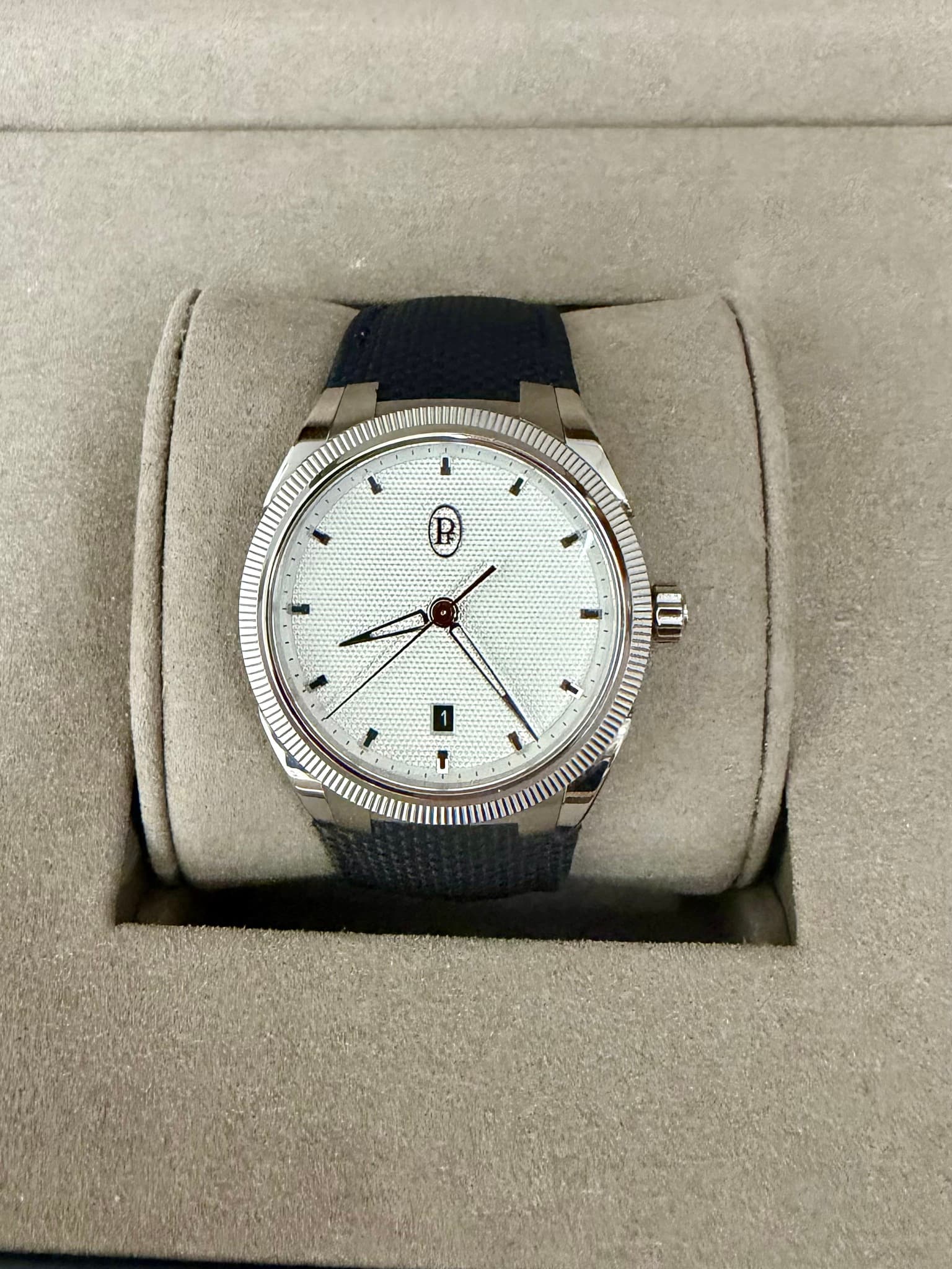 May be an image of wrist watch and text that says '1 高 X 喜 IŨ 1 ۱ 1 T'