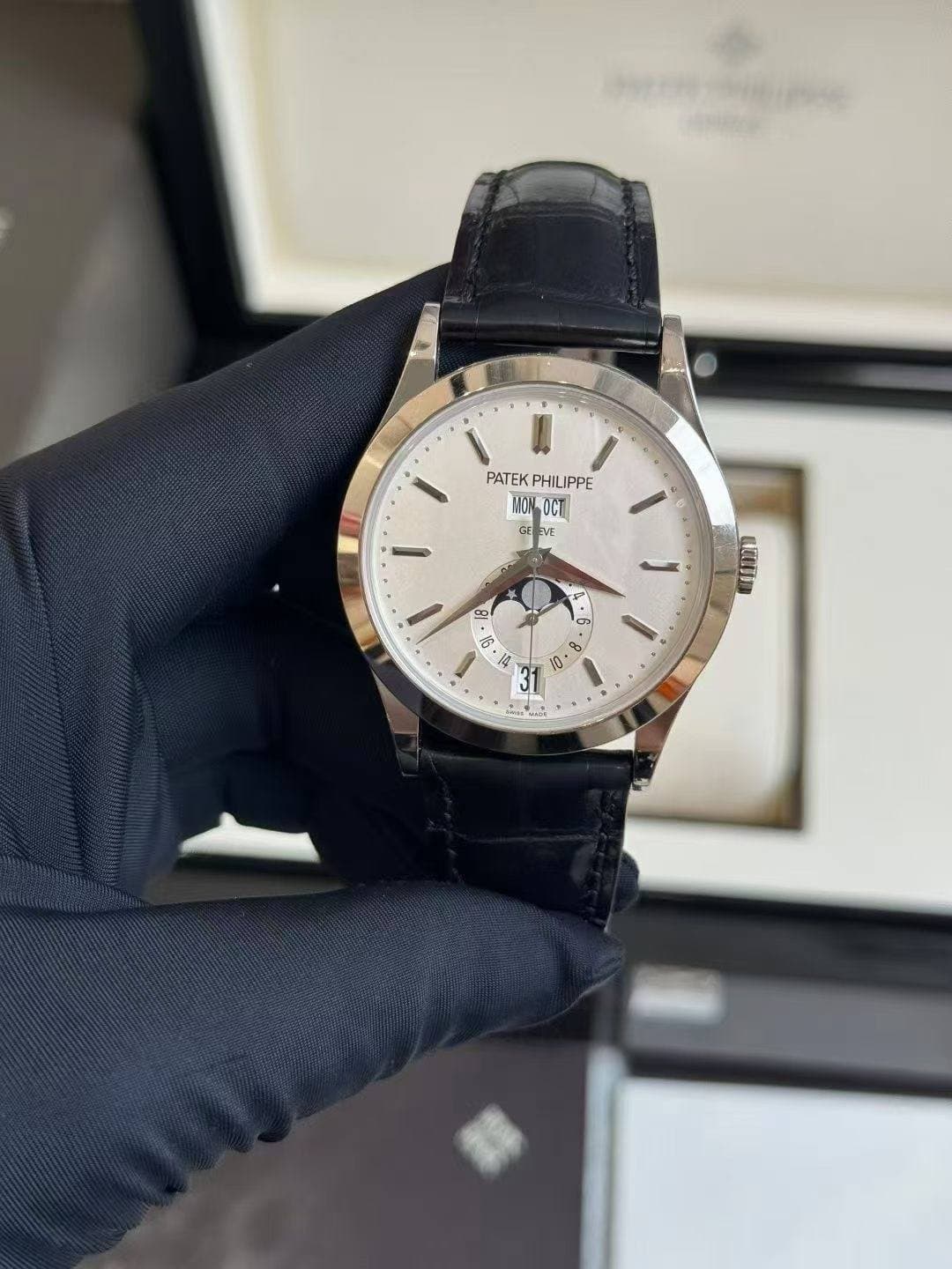 May be an image of wrist watch and text that says 'PATEKPHILIPPE PHILIPPE PATEK OCT IVE I E LiD VI E LULI အ/ ២ क e 9 1a 主 10 " 31 1 MACNOE'