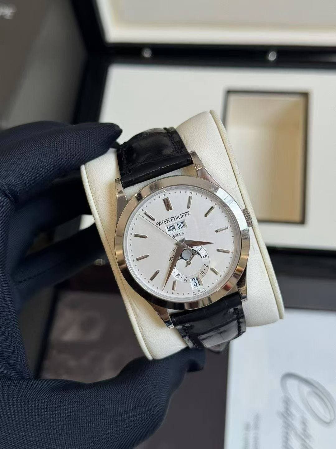 May be an image of wrist watch and text that says 'PATEK ATEKPHILIPP PHILIPPE HON OCI GENEVE 0 A סי い 、 4 ਵ 眉 f'