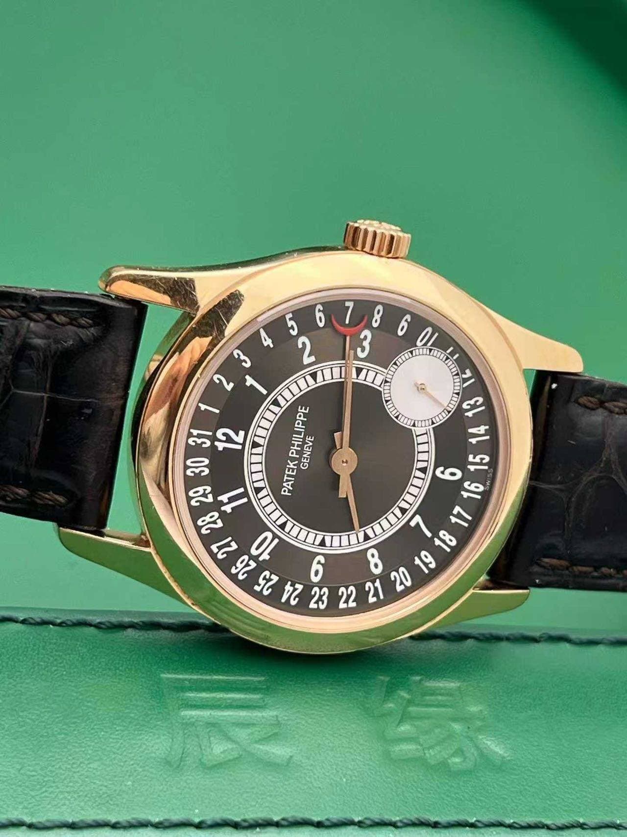 May be an image of wrist watch and text that says '7 8 6 OI IPPE ن 31 12 PHILIP GENEVE PATEK ع ممم '