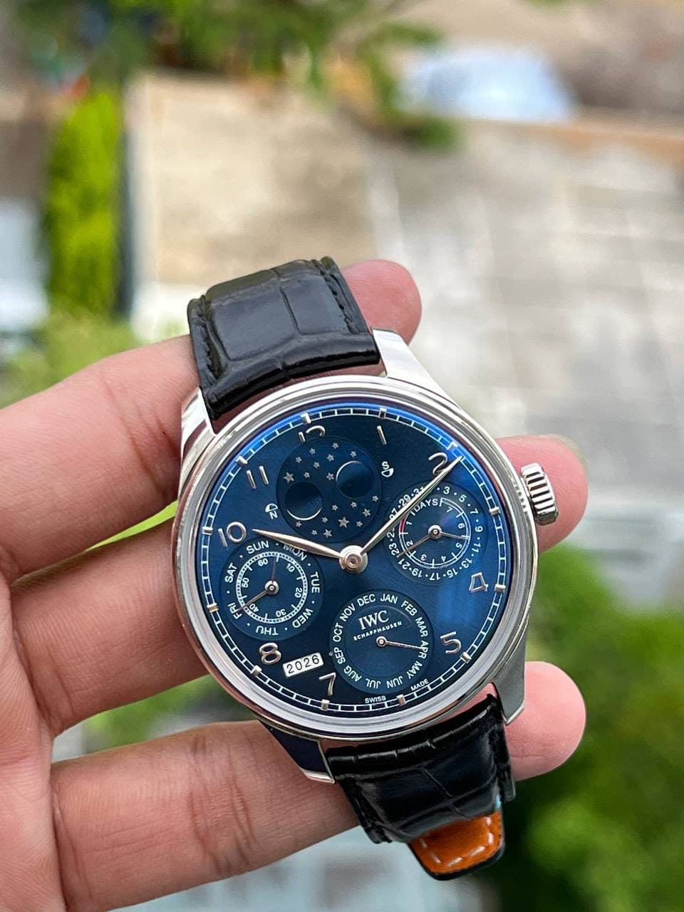 May be an image of wrist watch and text that says 'S 10 SUN SAT ባ :28 IUA . و 8 こ C દટ መጠ NION 0 TUE ON DEC JAN IWC FEB CEE NOV TWC በዛ Cι MAR ال 2026 יחפ S W 700 NO'