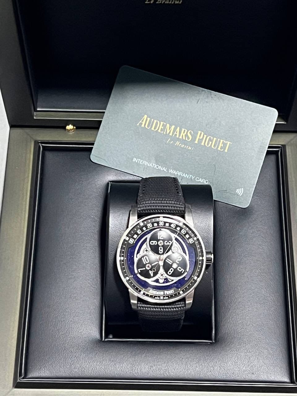 May be an image of wrist watch and text that says 'AUDEMARS le KraHbl PIGUET INTERNATONALWARRANTY CARD INTERNATIONAL WARRANTY O3AAЛAAAHHИ 20 00 ဘာ 2 3 + 9 0 0 5 B ย PROOCT 第'