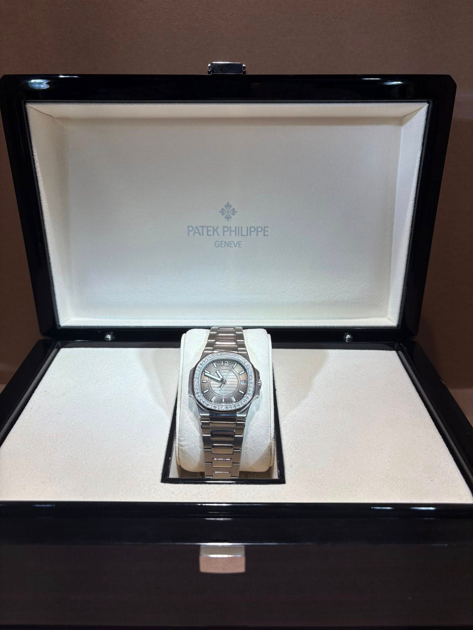 May be an image of wrist watch and text that says 'PATEK PATEKPHILIPPE PHILIPPE GENEVE 12'