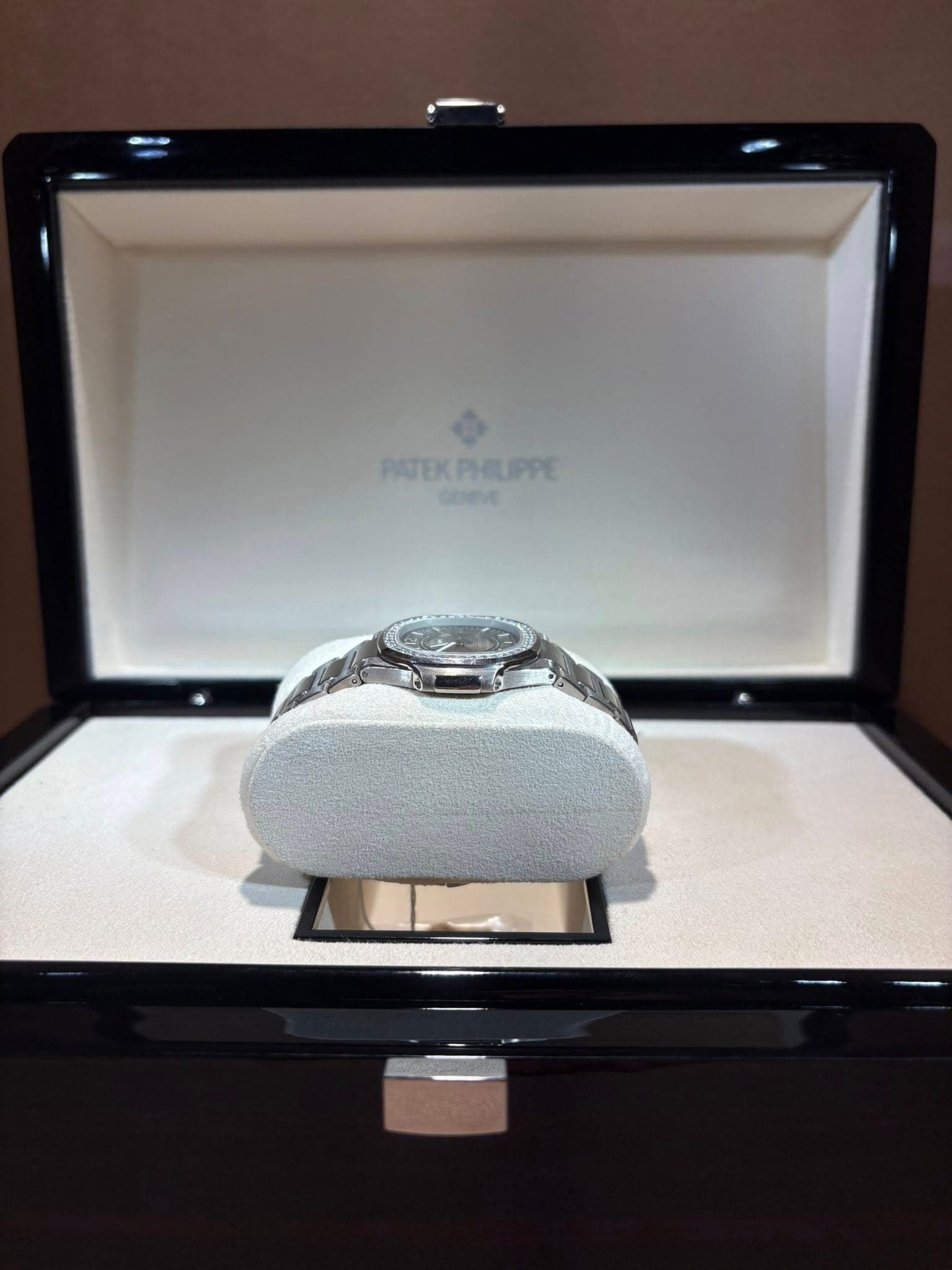 May be an image of wrist watch and text that says 'ॐ PATEKPHILIPPE LII'