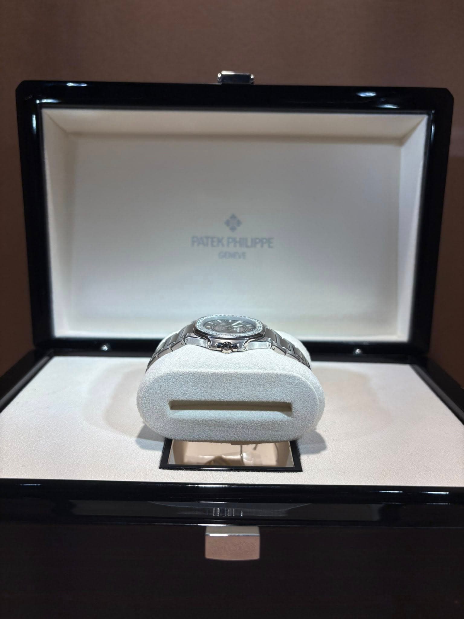 May be an image of wrist watch and text that says 'PATEKPHLIPPE IPPE PATEK PHILIPPE cлaиc'