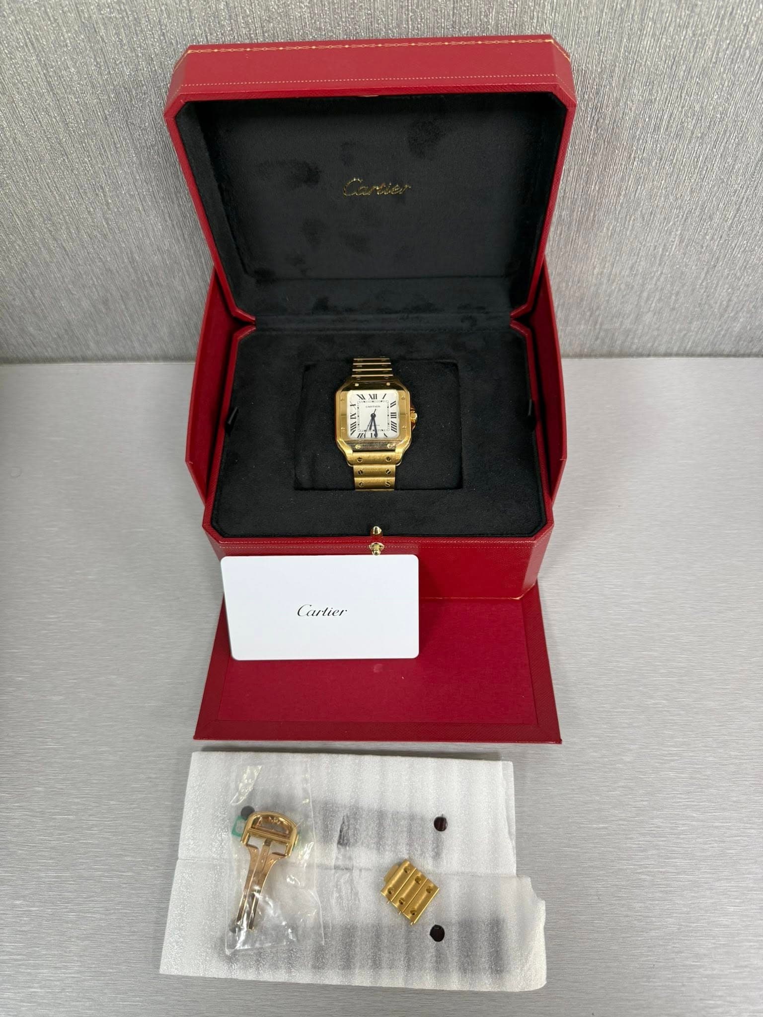 May be an image of wrist watch, jewelry and text that says 'Cartier 如'