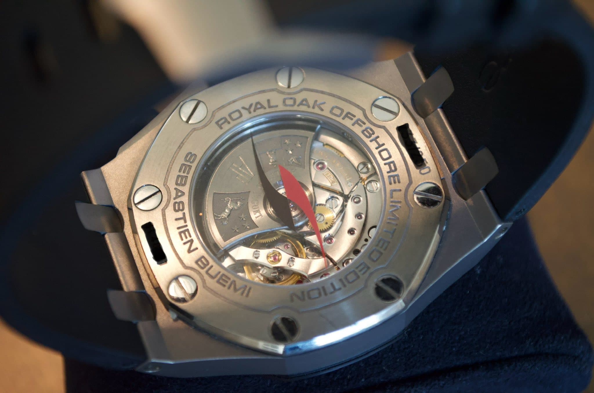 May be an image of wrist watch and text that says 'D ROYAL RO YAL OAK OFF DC 0 BHORE D ASTIEN BEBASTIEN LIMI OFFBHORE LI mN BUEMI דמנש'
