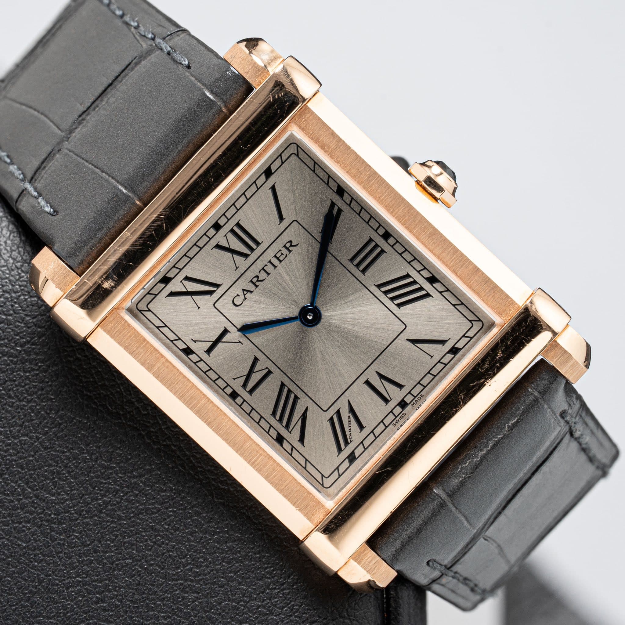 May be an image of wrist watch and text that says 'XII/ XI XII CARTIER X ٧ IX VIII 國 n I И'