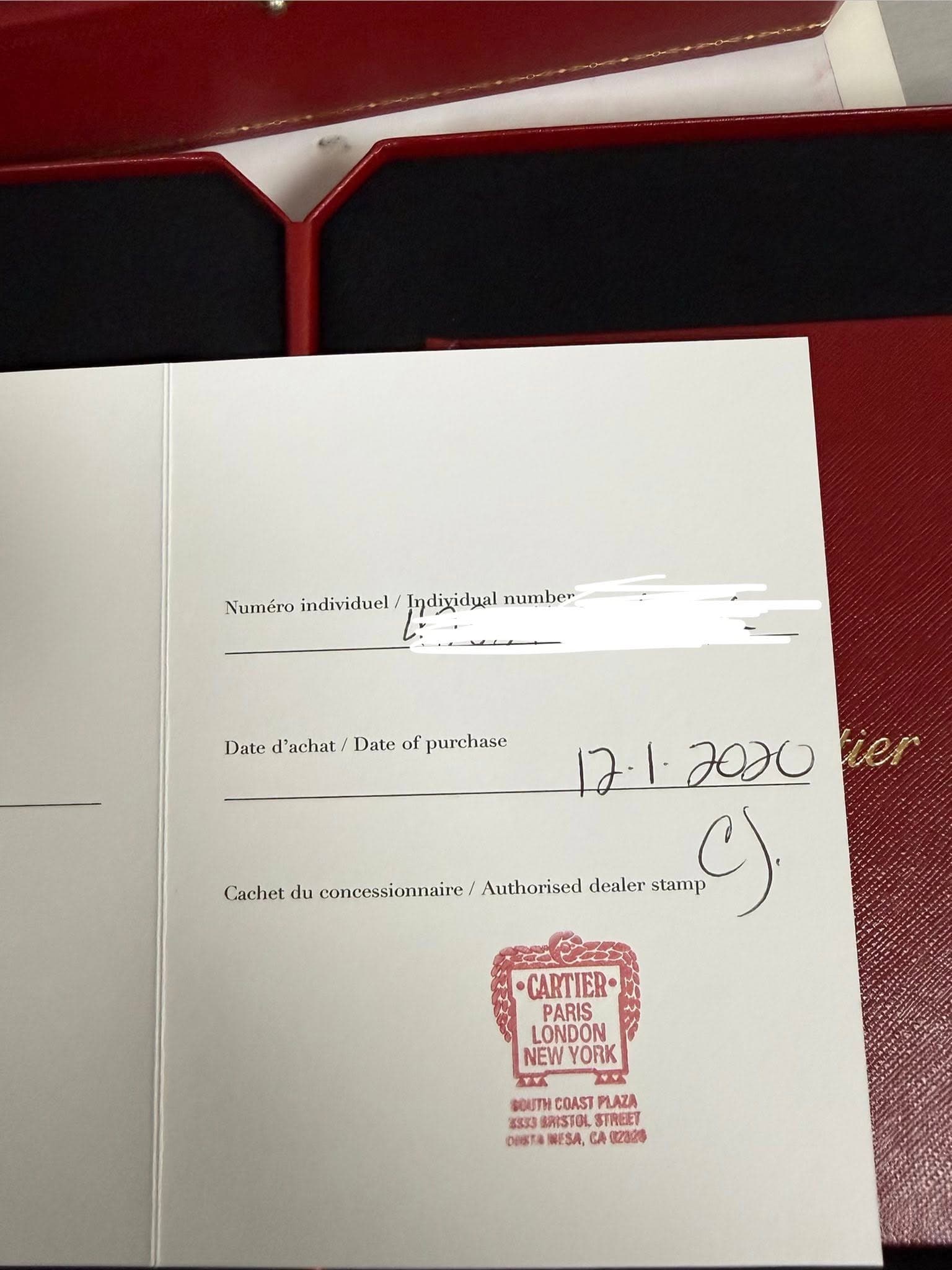 May be an image of text that says 'Numéro individuel Indixidual number Date d'achat Date of purchase ier Cachet du concessionnaire Authorised dealer stamp C) •CARTIER PARIS LONDON…