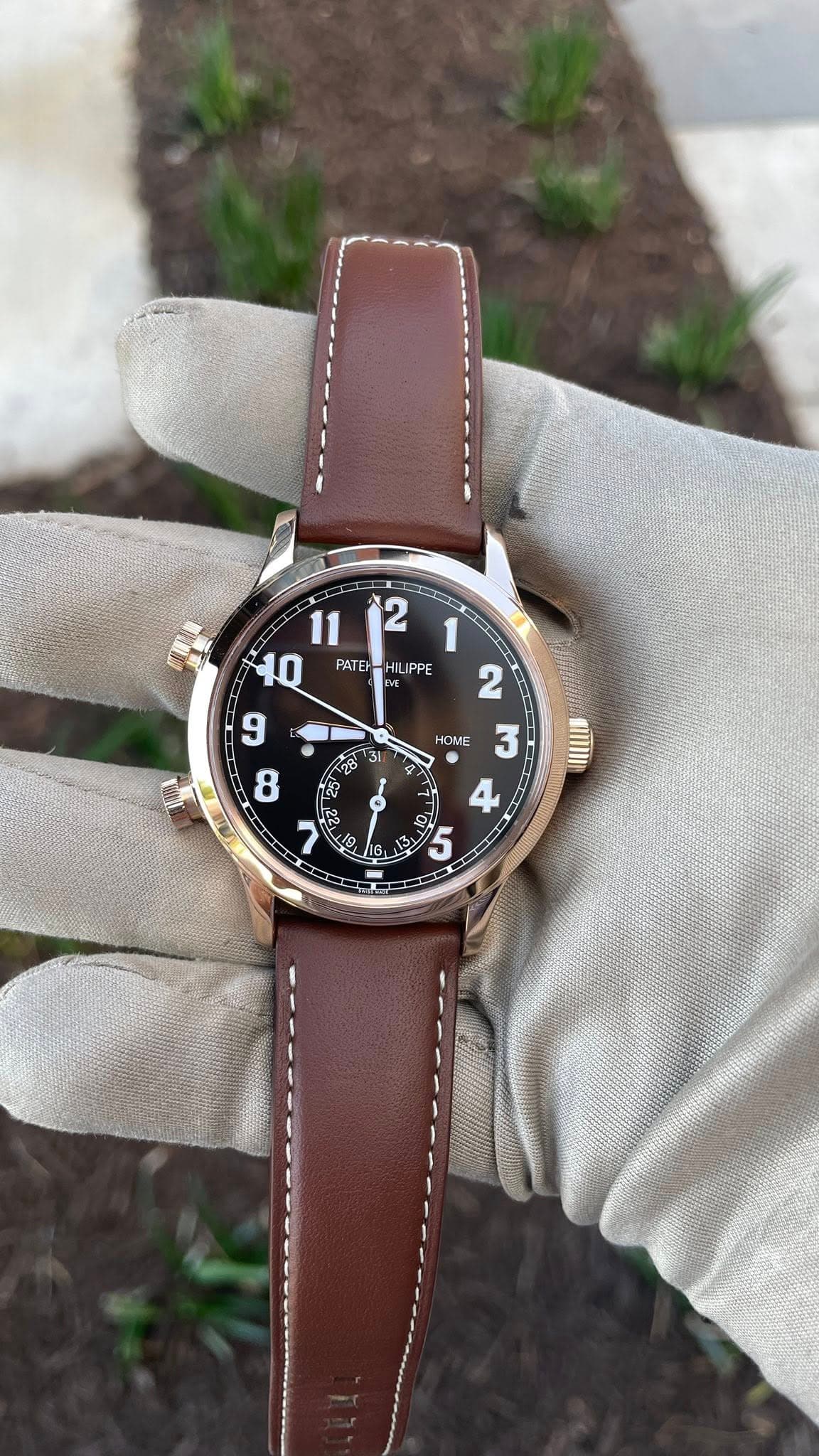 May be an image of wrist watch and text that says '11 2 11j2 1 10 PATE H HILIPPE 2 9 8 HOME ស IIlI 26 7 to 0 16 4 온 L 15 X 5'