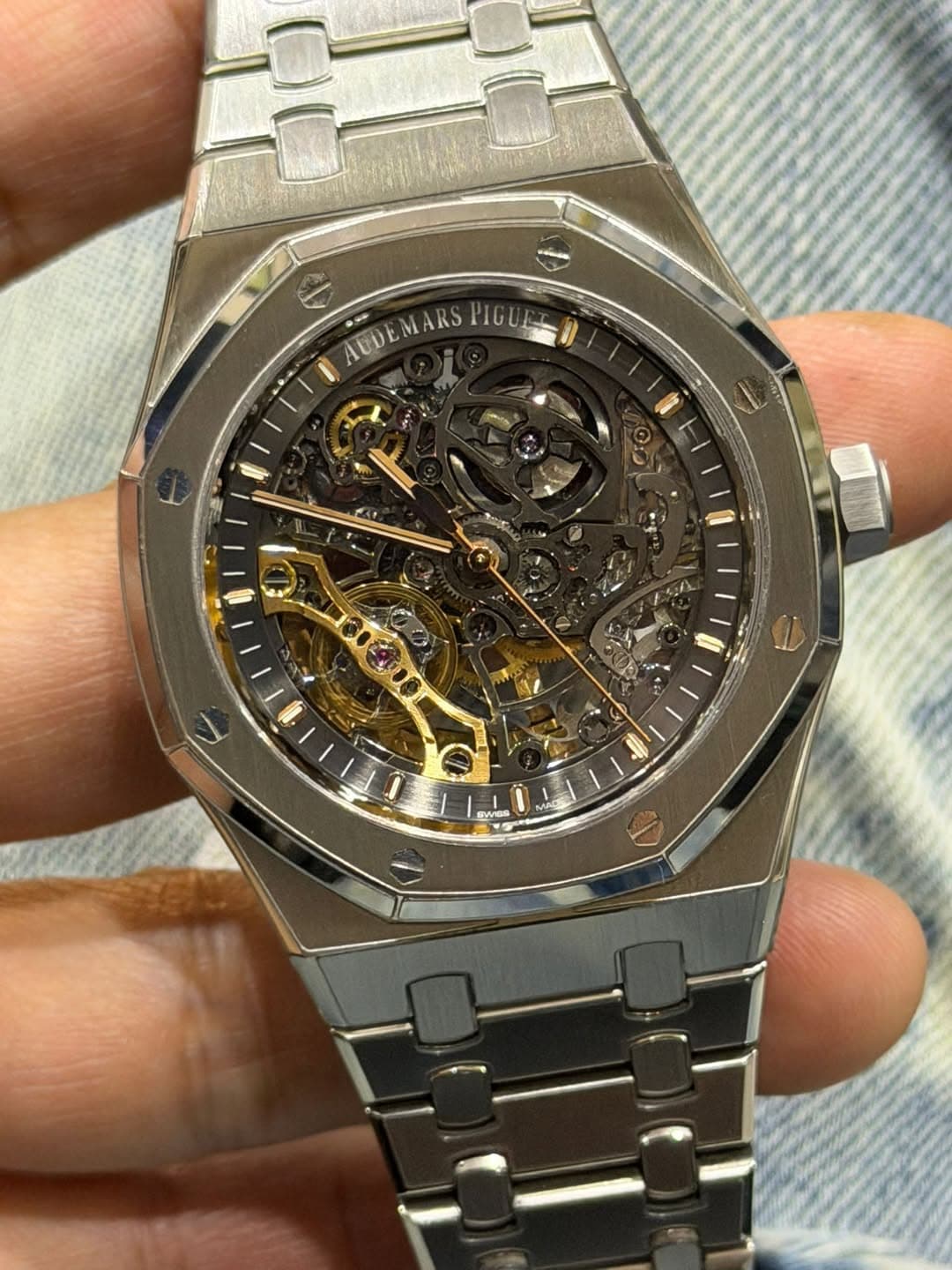 May be an image of wrist watch and text that says 'C ALUE AUDEMARSPI Sa ARS PIGU تن 0 V SWER M'
