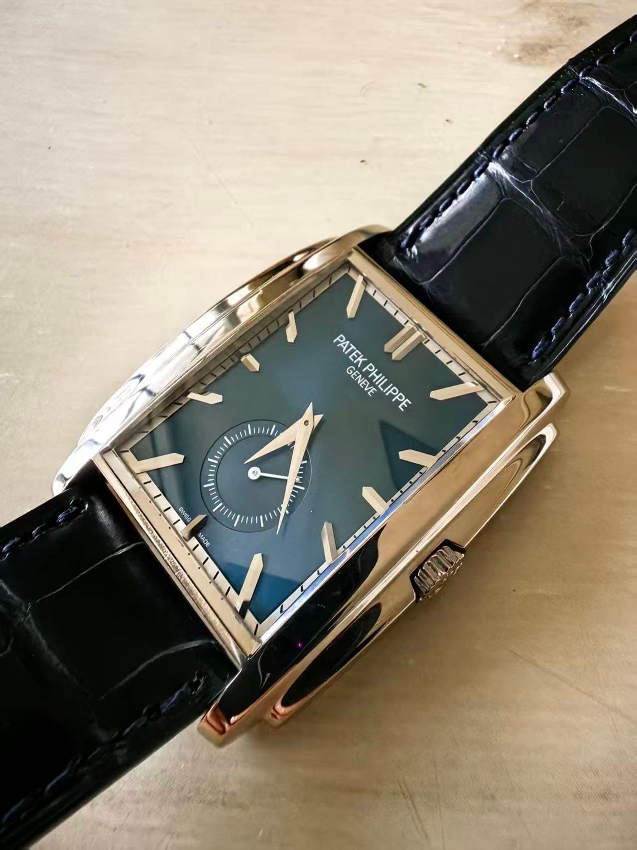 May be an image of wrist watch and text that says 'PATEK GENEVE PHILIPPE PHILIPPE 公 20 30Vn'