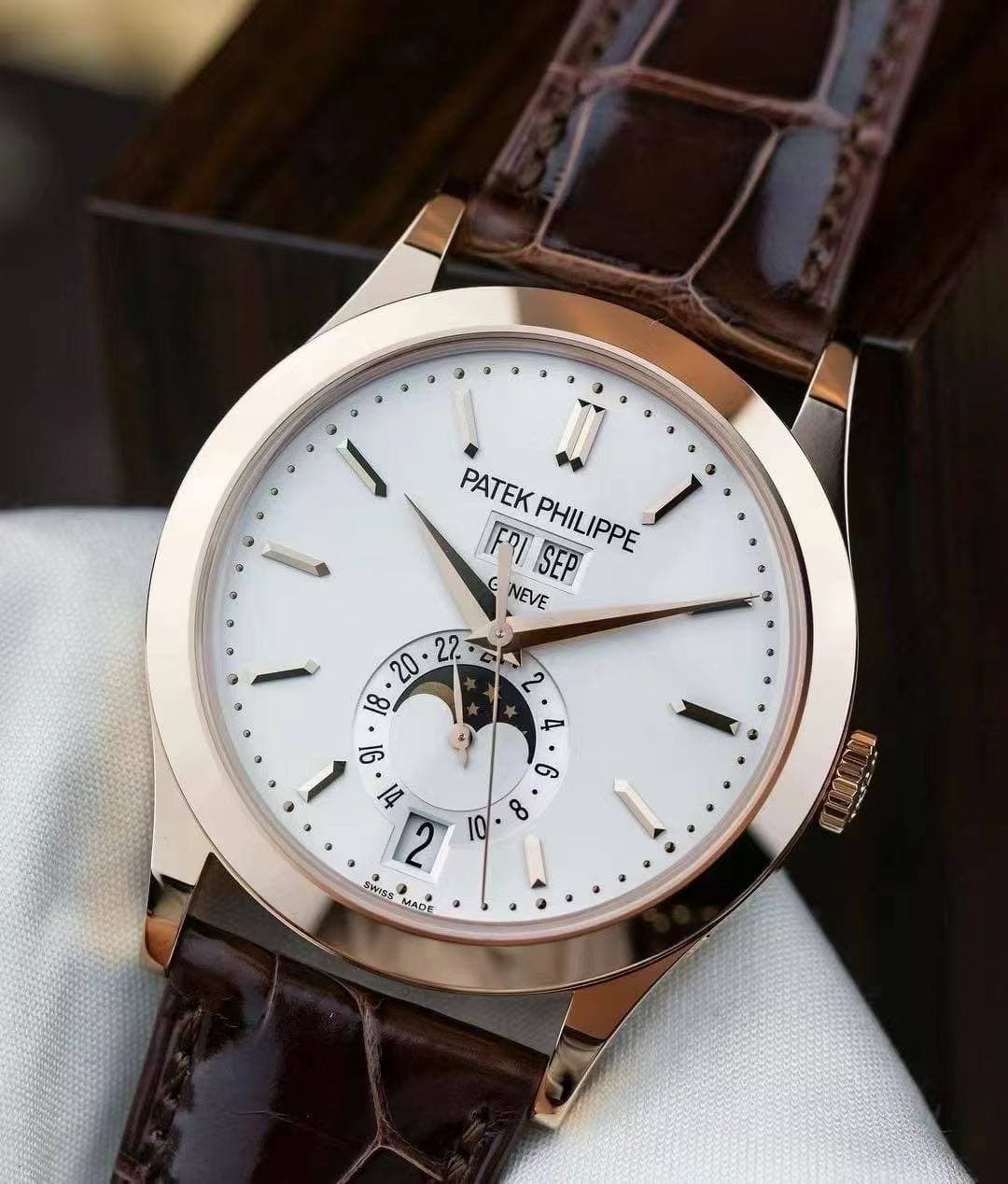 May be an image of wrist watch and text that says '4 ® ခ PATEKPHILIPPE FRISEP E NEVE PATEK FRI SEP PHILIPP IPPE sWISS MADE MS 6 8'