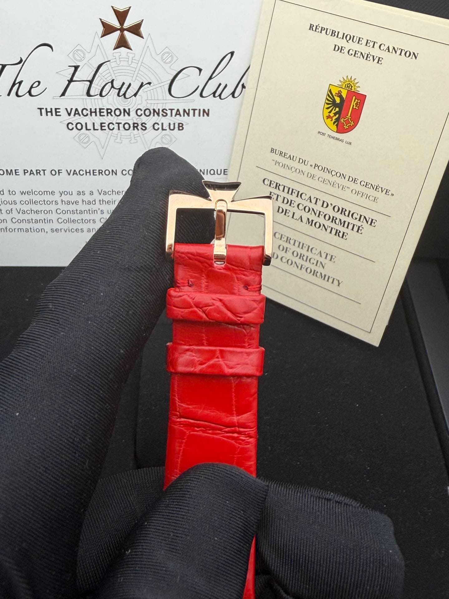 May be an image of wrist watch, leather and text that says 'RÉPUBLIQUE RÉPUBLIQUEETCA ET DE GENEVE CANTON he Hour Club THE VACHERON CONSTANTIN COLLECTORS CLUB ME PART OF VACHERON…