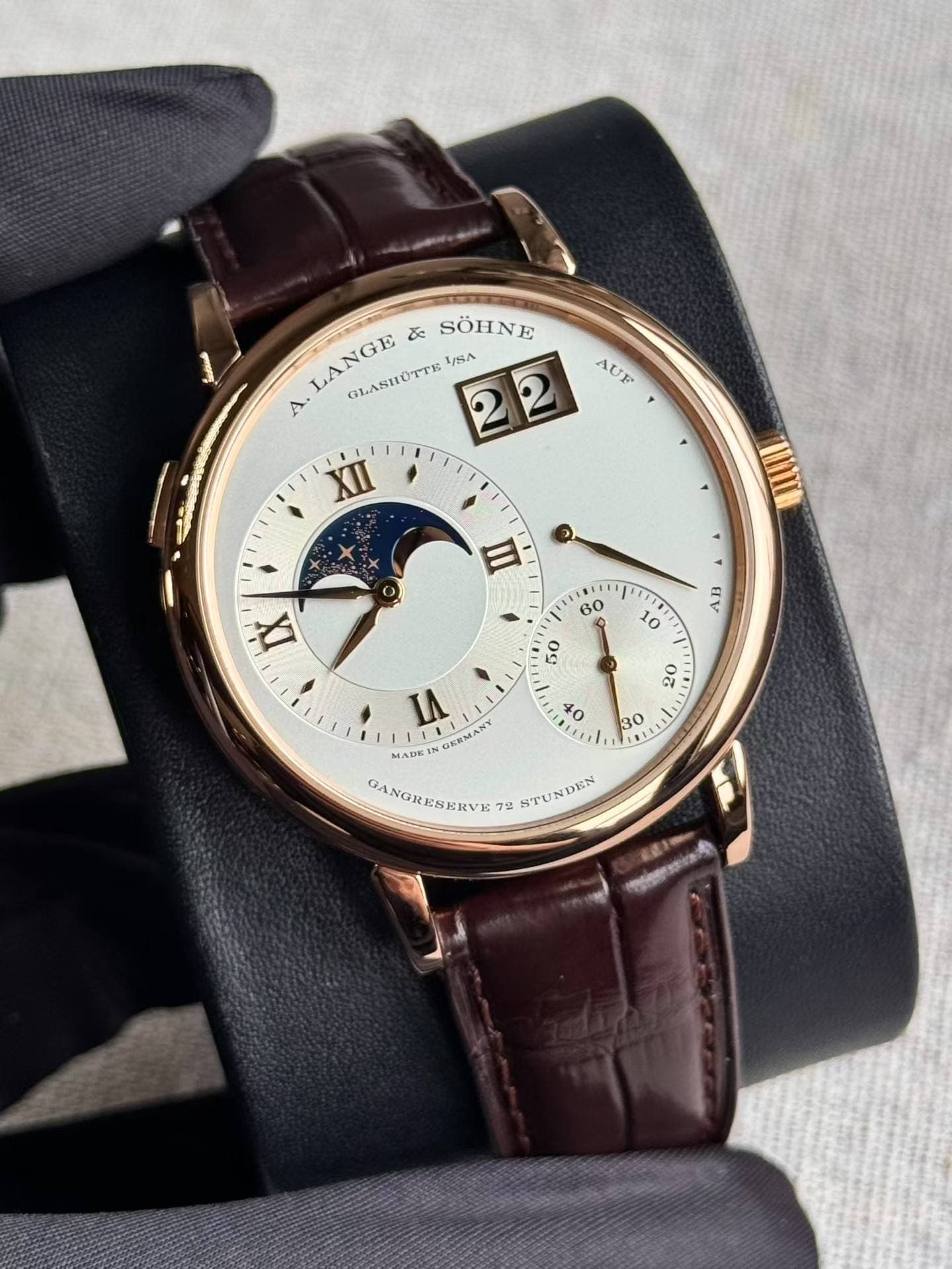 May be an image of wrist watch and text that says 'LANGE & SÖHNE GLASHUTTE GLASUOTTESA 1SA A. A XII IX 60 εν o 11 ΜΑΤИE - CARMAN GANGEESERVI RESERVIS 7: STUr STUNDEN'