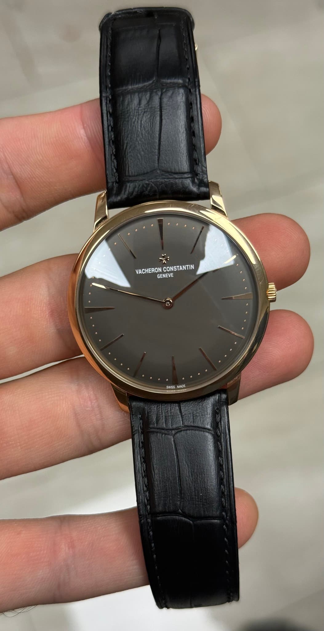 May be an image of wrist watch and text that says 'VACHERONCOMSTANTIN VACHERONCONSTANTIN VACHERON CONSTANTIN GENEVE I ち0さル'