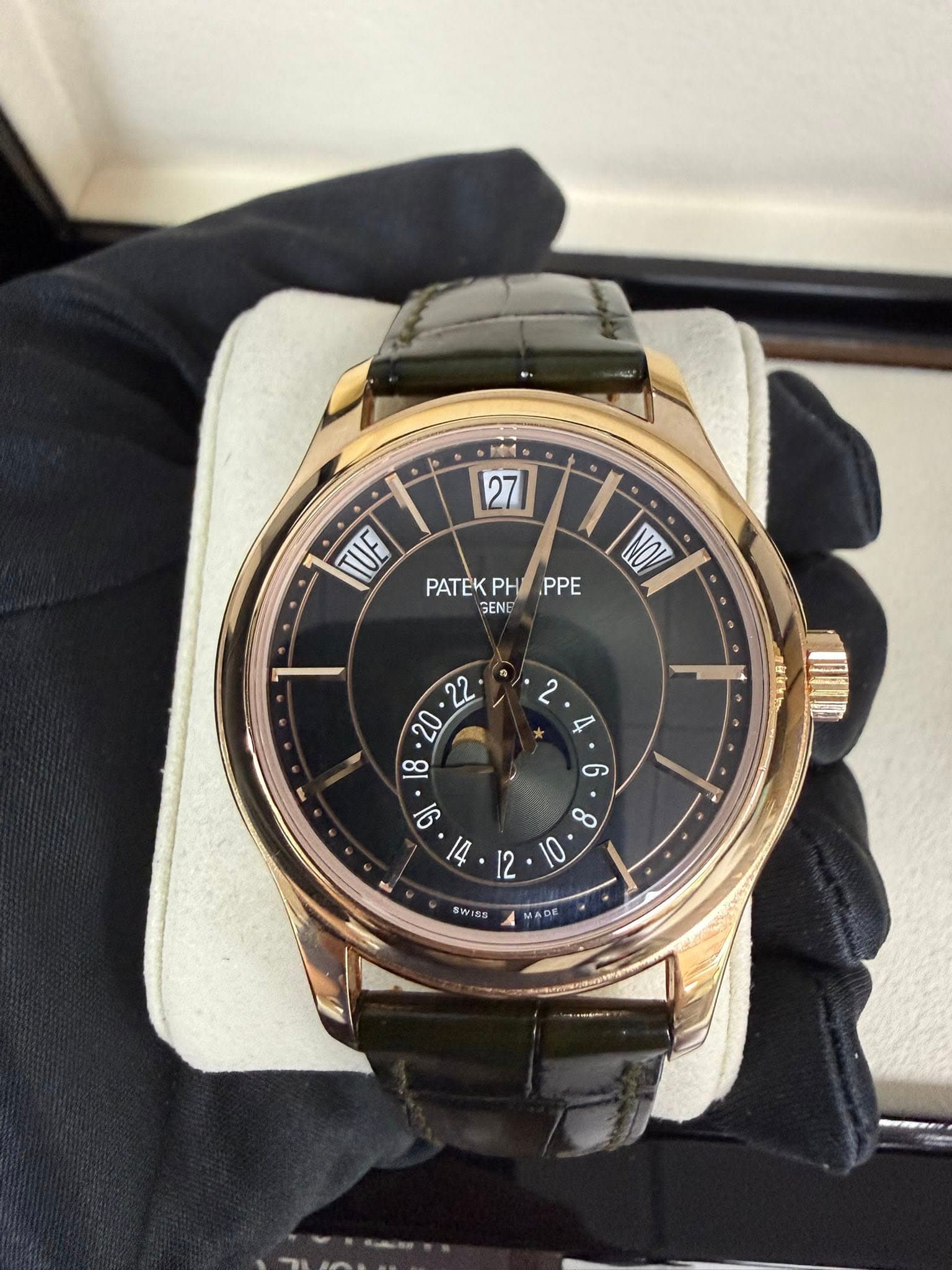 May be an image of wrist watch and text that says '27 TUE PATEK PaTEKPHИ.PPE PH ,PPE SENE INON 2 - cAAa . G 0 တ 0 SwiSD MADE ADE MADE'
