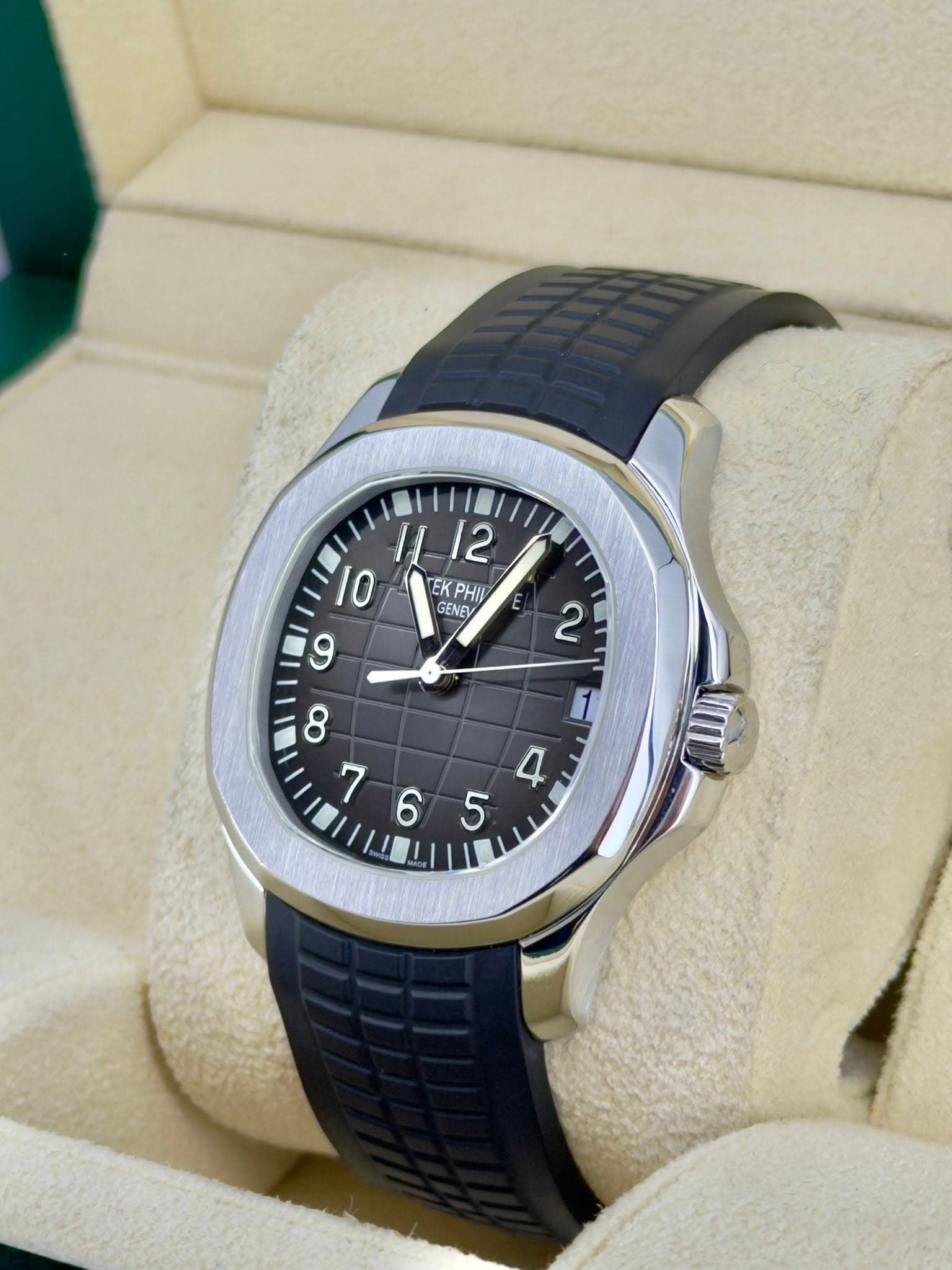 May be an image of wrist watch and text that says '12 TEK PHI GENEY E 10 و 2 د CO ۸ '