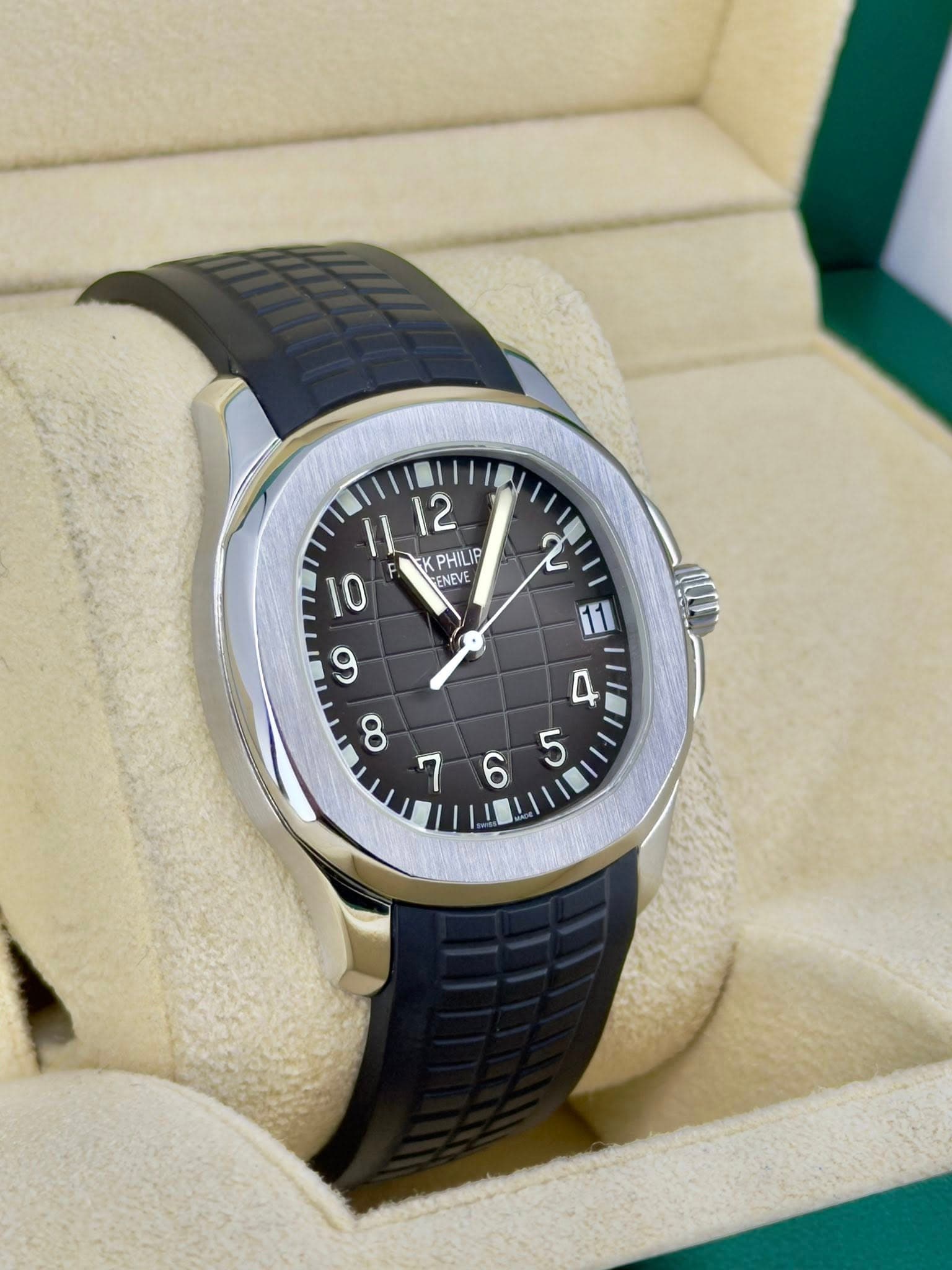 May be an image of wrist watch and text that says 'I1 12 10 F K PHILIP ENEV EVE E '