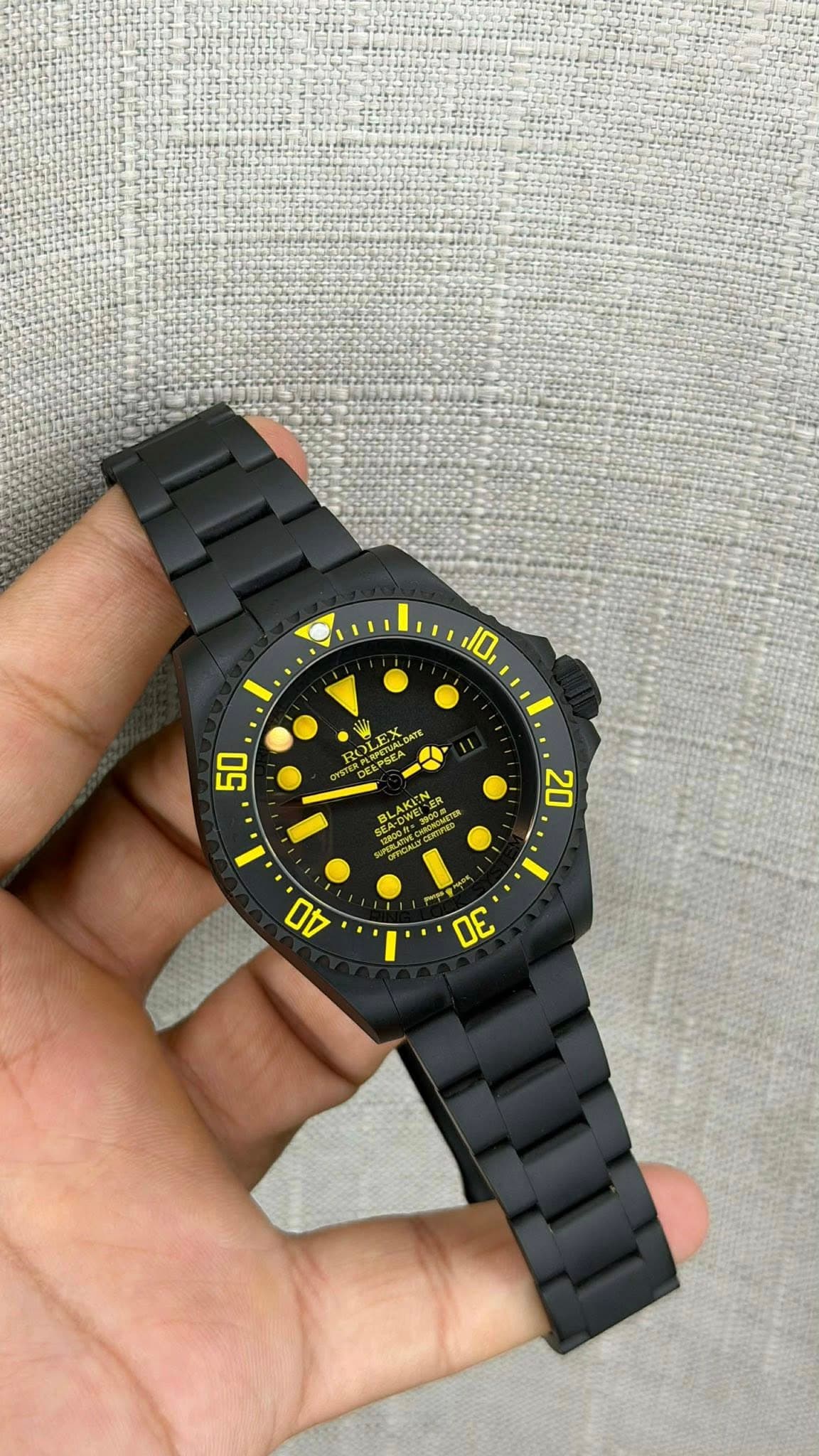 May be an image of digital watch and text that says '10 H 50 BLA Λ M 22 40 .I 30'