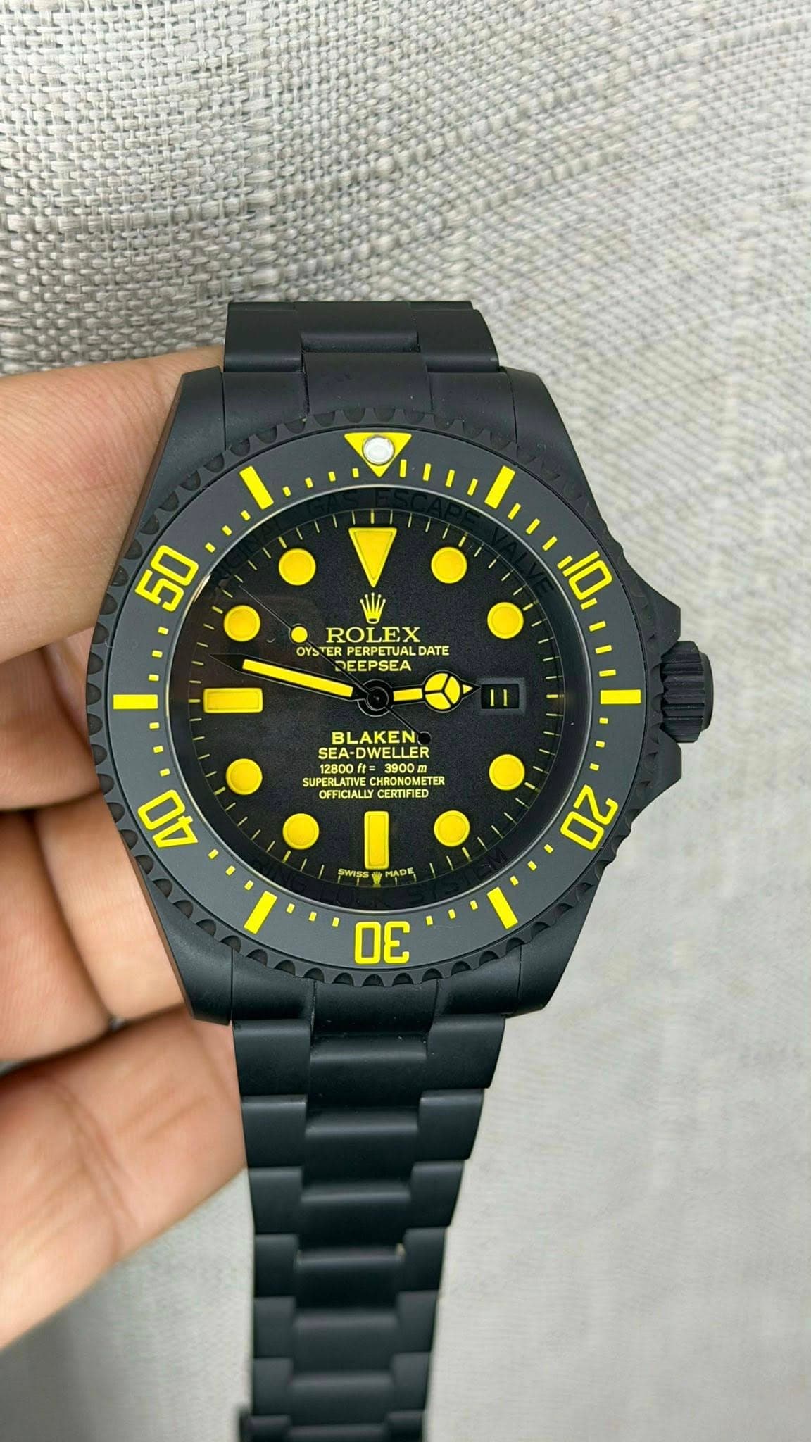 May be an image of digital watch and text that says '50 W ROLEX OYsT OYSTERPE ERPETUALD DATE JEEPSEA 10 1I BLAKEN SEA FA-DWELLER α WELLE ft=3900 3900m SUPERLATIVE…