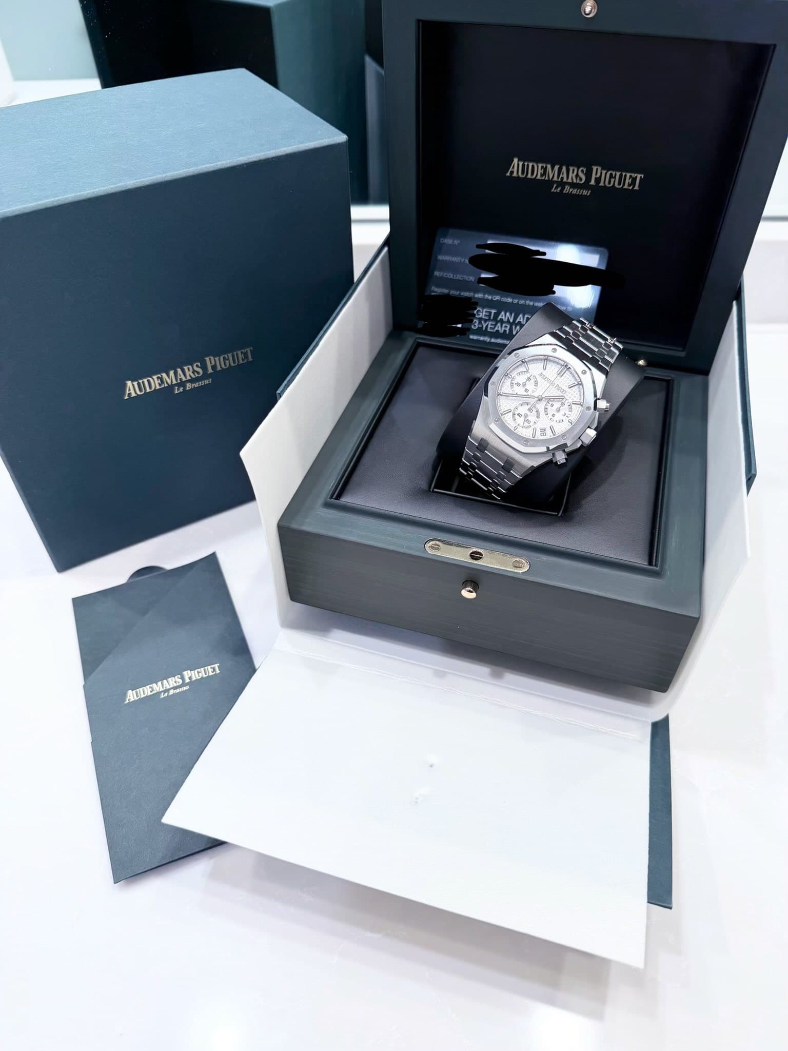 May be an image of wrist watch and text that says 'AUDEMARSPIGUET AN 3-YEAR BETANA NAI AUDEMARS AUDEMARSPIGU PIG Bre 新 AUDEMARS ADEANSPHOUET PIGUET'