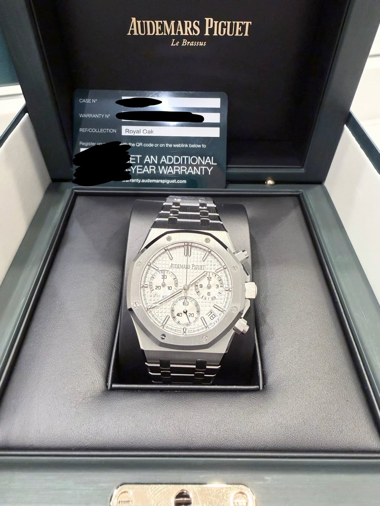 May be an image of wrist watch and text that says 'AUDEMARSPIGUE AUDEMARS PIGUET Le Brassus CASEN WARRANTYN N" REF/DOLLECTION Regiuter Reciser Royal Oak eithe onthe weblinik belowt…