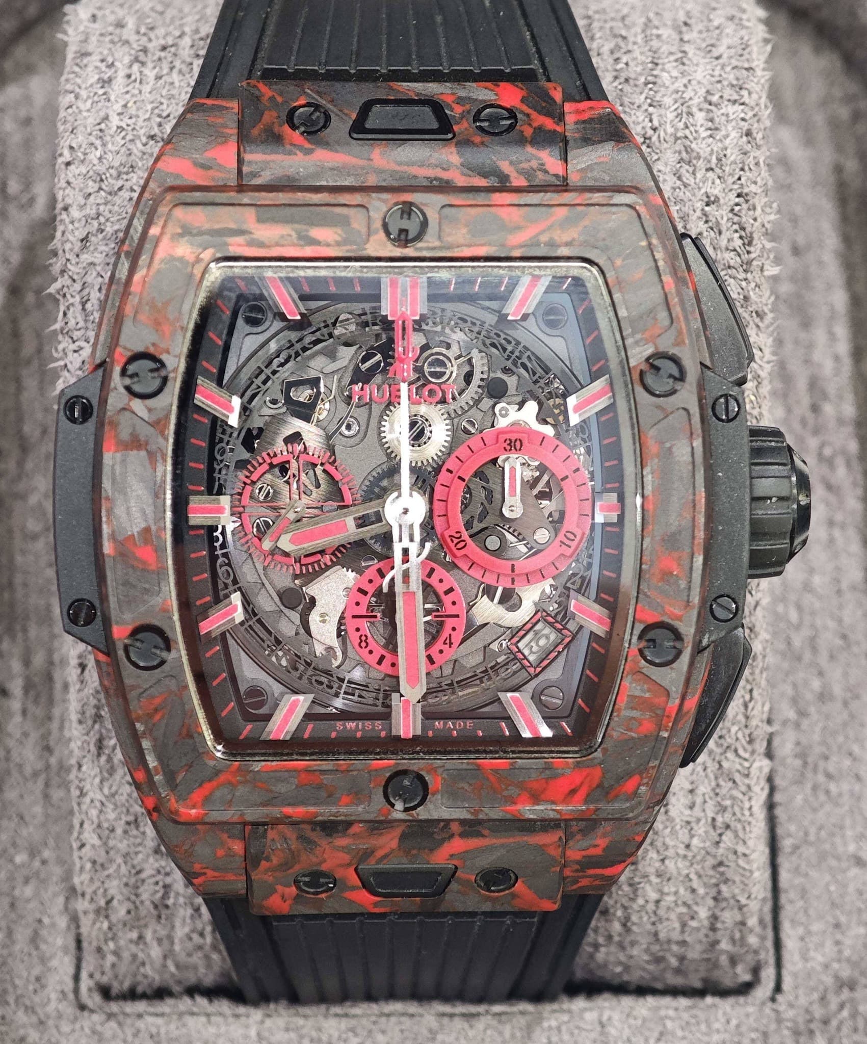 May be an image of wrist watch and text that says '30 +ዱ 1 V N N A 01. جه 4 I'