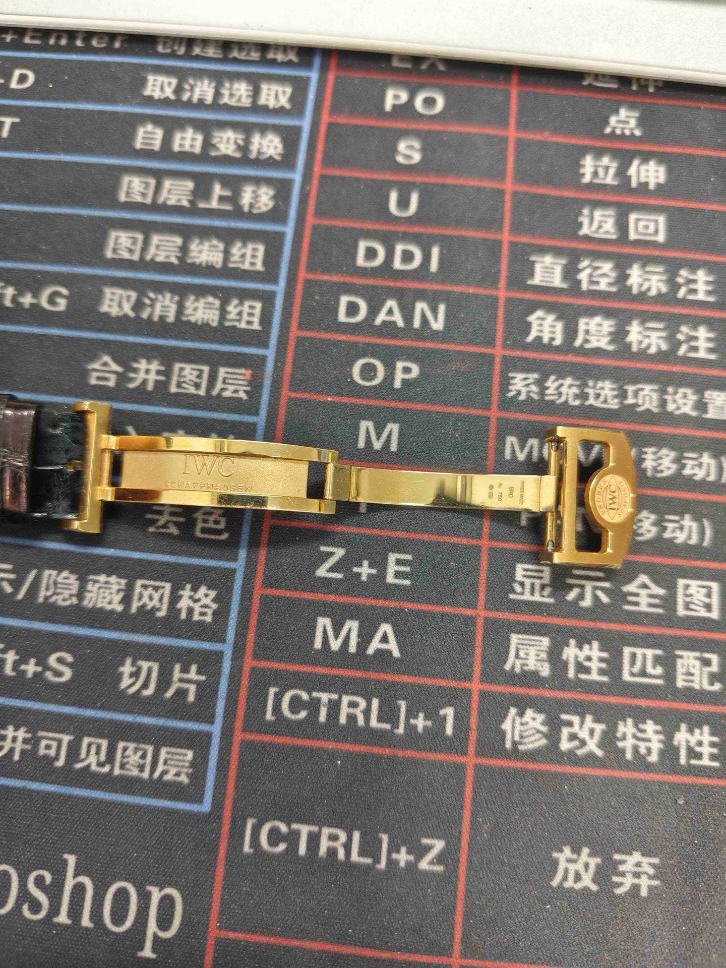 May be an image of wrist watch and text that says '创上越队 入に会 مه 取消选取 自由变换 图层上移 图层编组 t+G 取消编组 合井图层 PO s U DDI DAN OP M 空分作戸日たはるる 点 拉伸 返回 直径标注 标注 角度标注 系统选项设露 To MI 移动 多动) 显示全图 属性匹配…