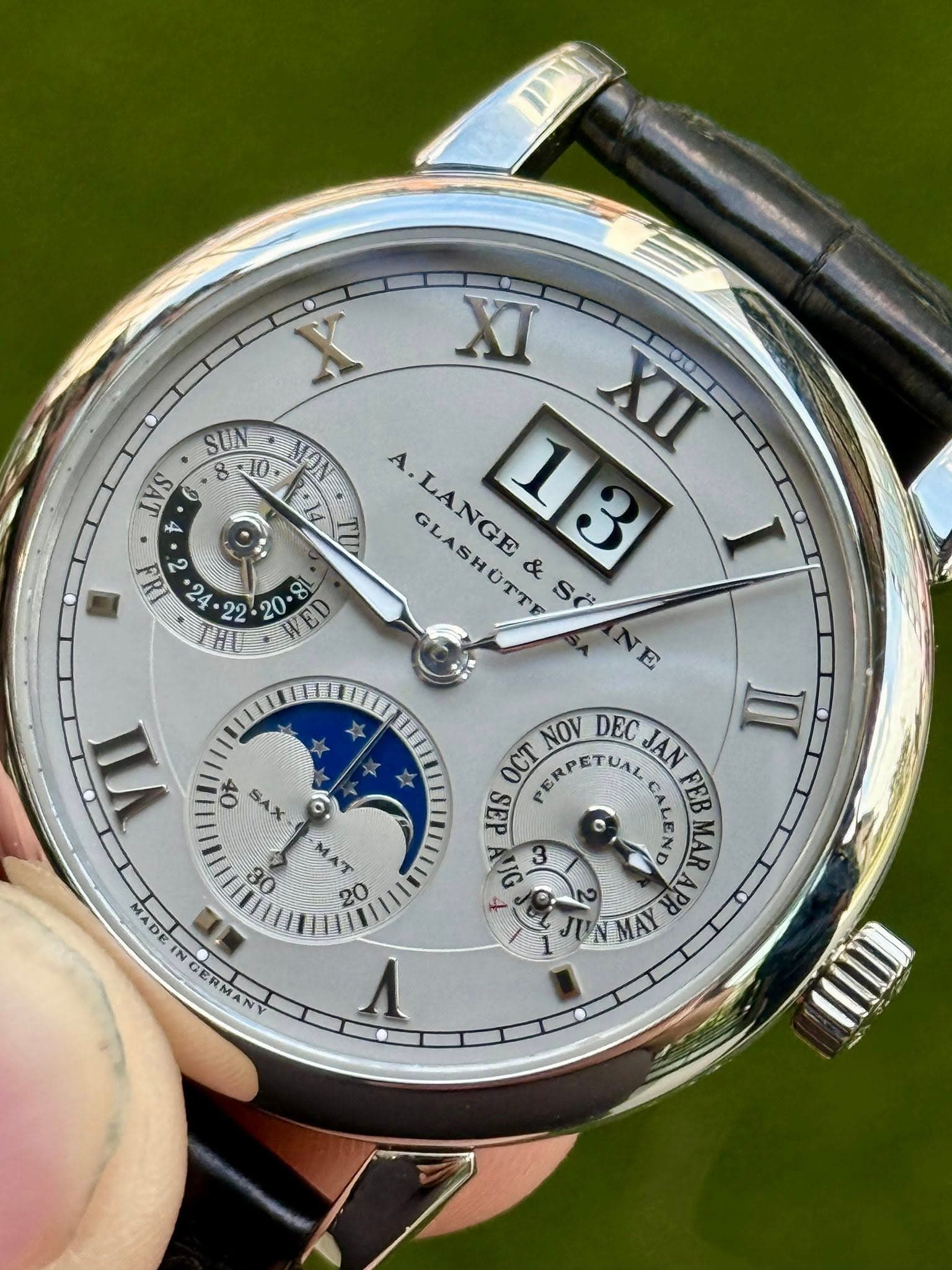 May be an image of wrist watch and text that says 'SUN 10 NON 14 SAS PIE WED 8 HI EE XI XII LANGE GLASHÜTT & s 13 I E ዐን AX O. νι e ላጉ 20 I OCT NOV DEC JAN Sas PERPETUAL PERPETI…
