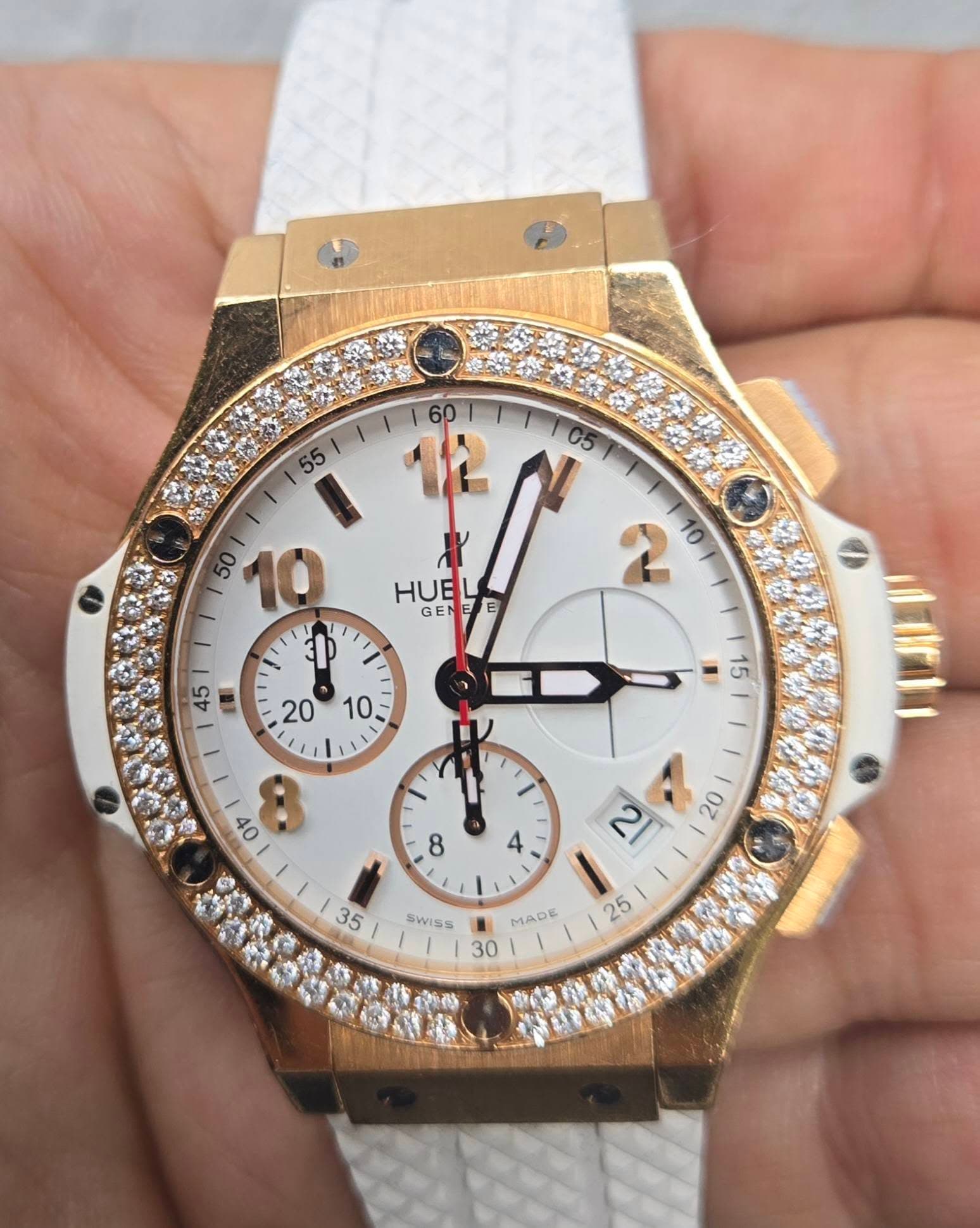 May be an image of wrist watch and text that says ' HUEL GENEB B GEN ی Y o0 SWISS 25 AAD JAD MADE P 30 清神社'