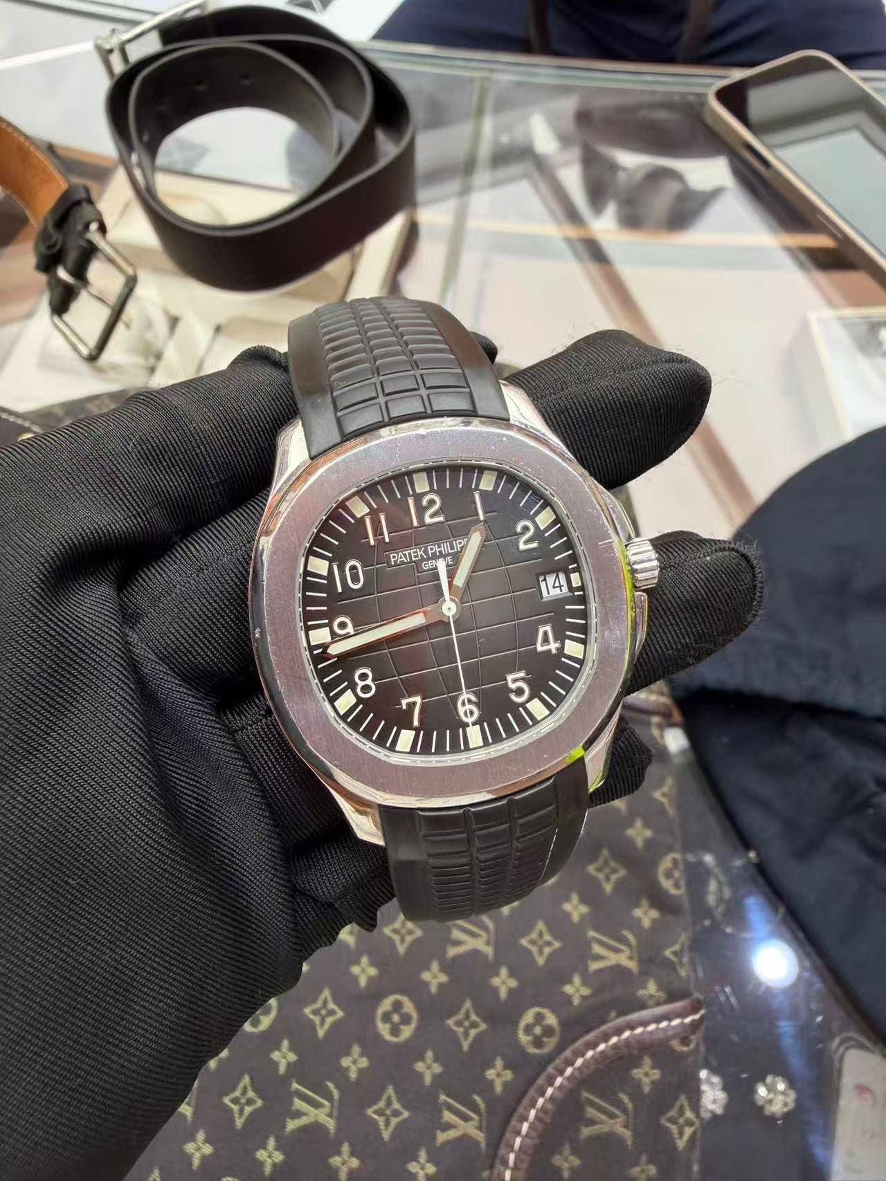 May be an image of wrist watch and text that says '12 PHILIP 0 PATEK PATEKPHIUIP PATEKPH G원 9 2 I 7 5 5'