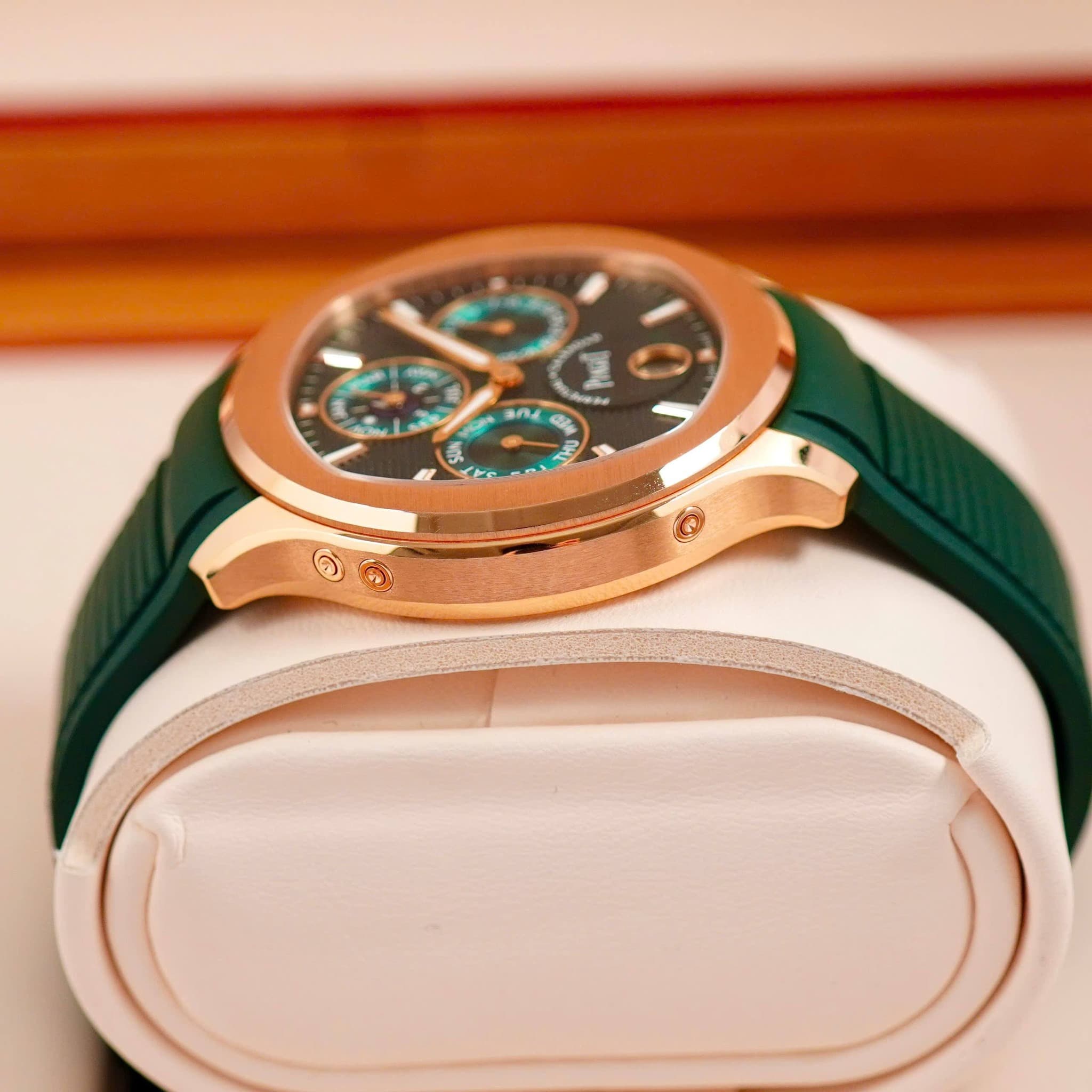 May be an image of wrist watch and text that says '会 台 лA mc'