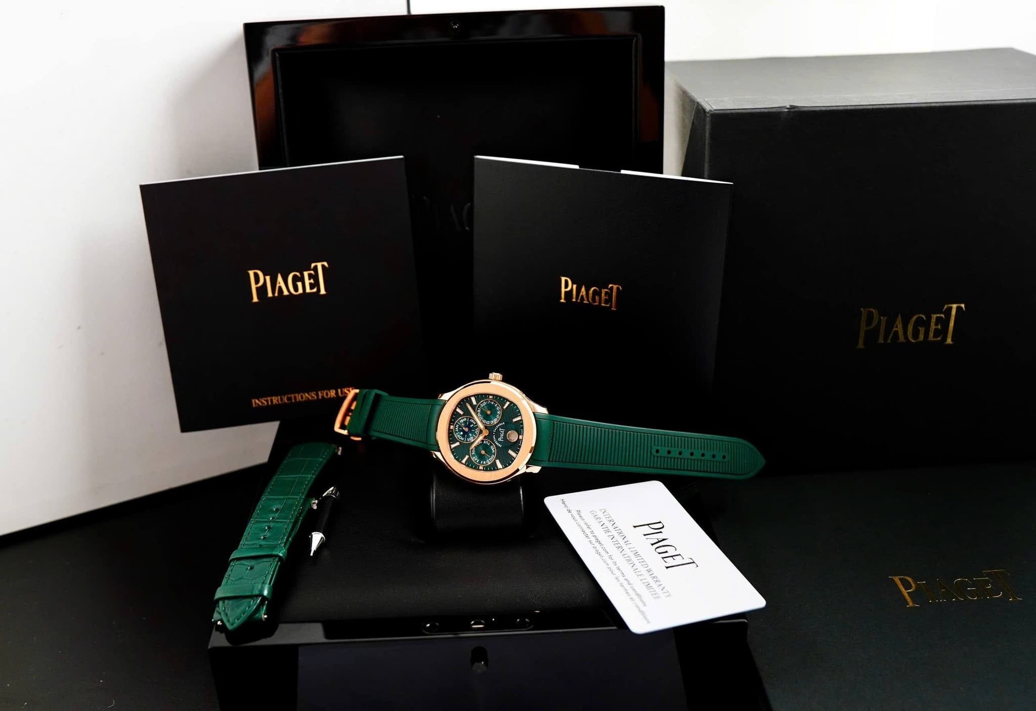May be an image of digital watch and text that says 'h L が M'