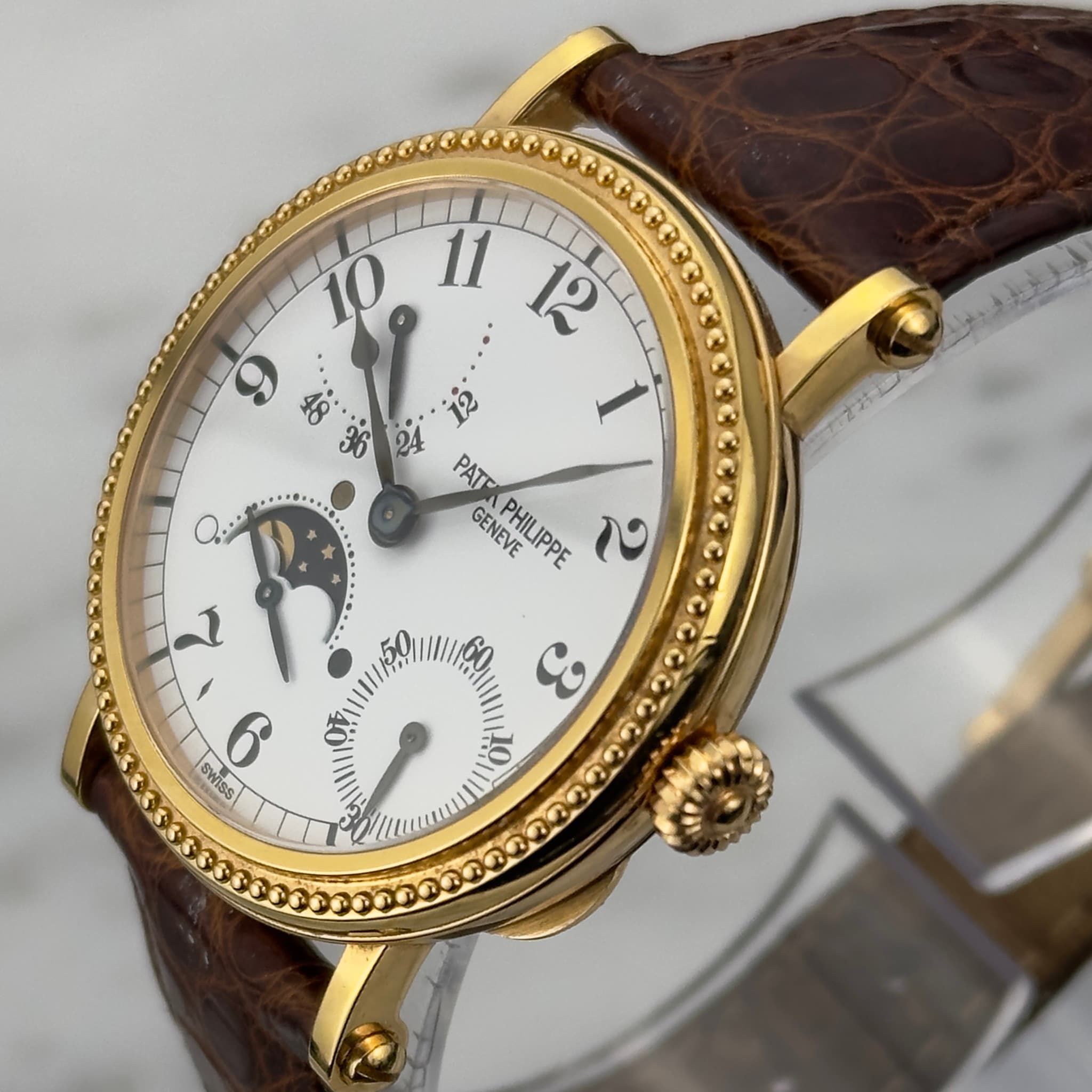 May be an image of wrist watch and text that says ' PATTAPHILIPPE PATE GENEVE PHILIPPE 2 ٥ 1 ይመሰባች! 10'