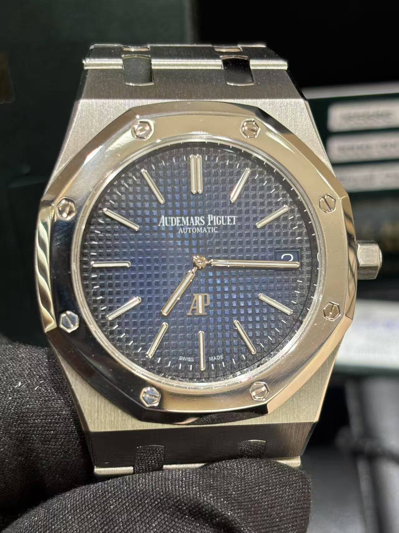 May be an image of wrist watch and text that says 'AUDEMARS MARSPIGUET PIGUET AUTOMATIC ٢ AP SWISS NADE Me'