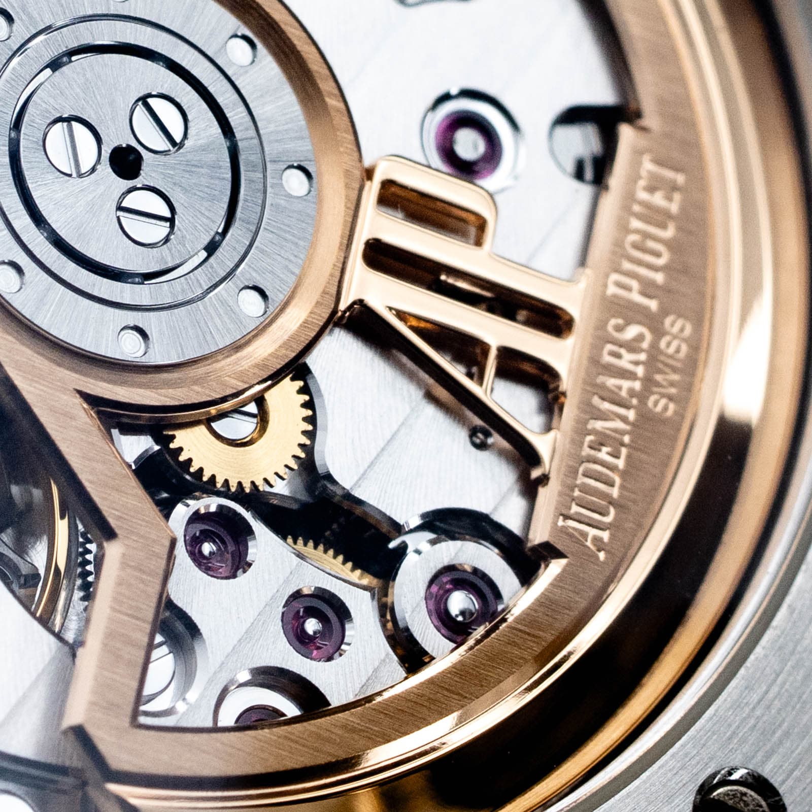 May be an image of wrist watch and text that says 'PIGUET m د AUDEMARS ARSPIGUE SWISS פררבי فيييیي mAm'