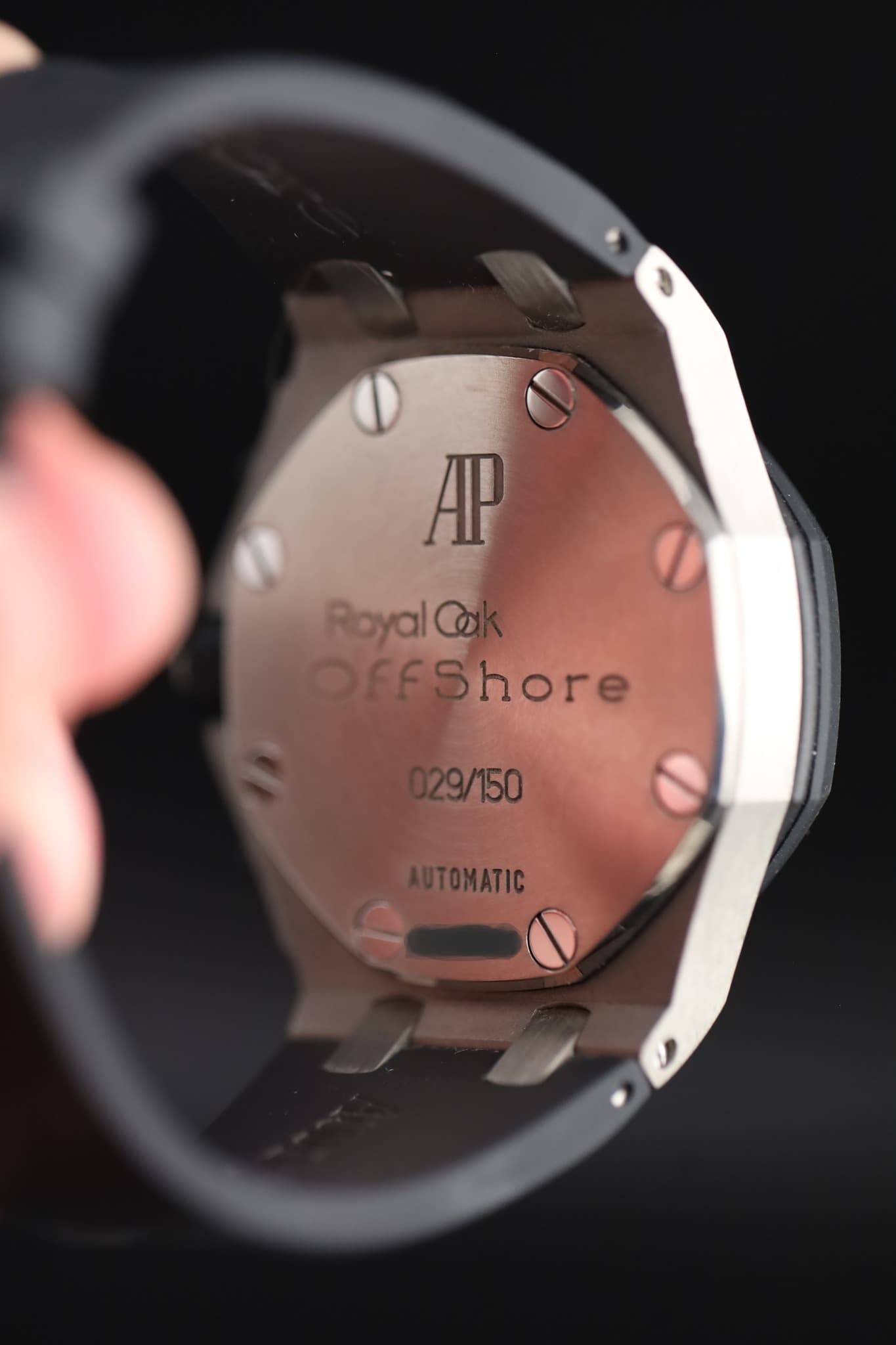 May be an image of wrist watch and text that says 'AP RoyalCok OfFShore 029/150 AUTOMATIC'
